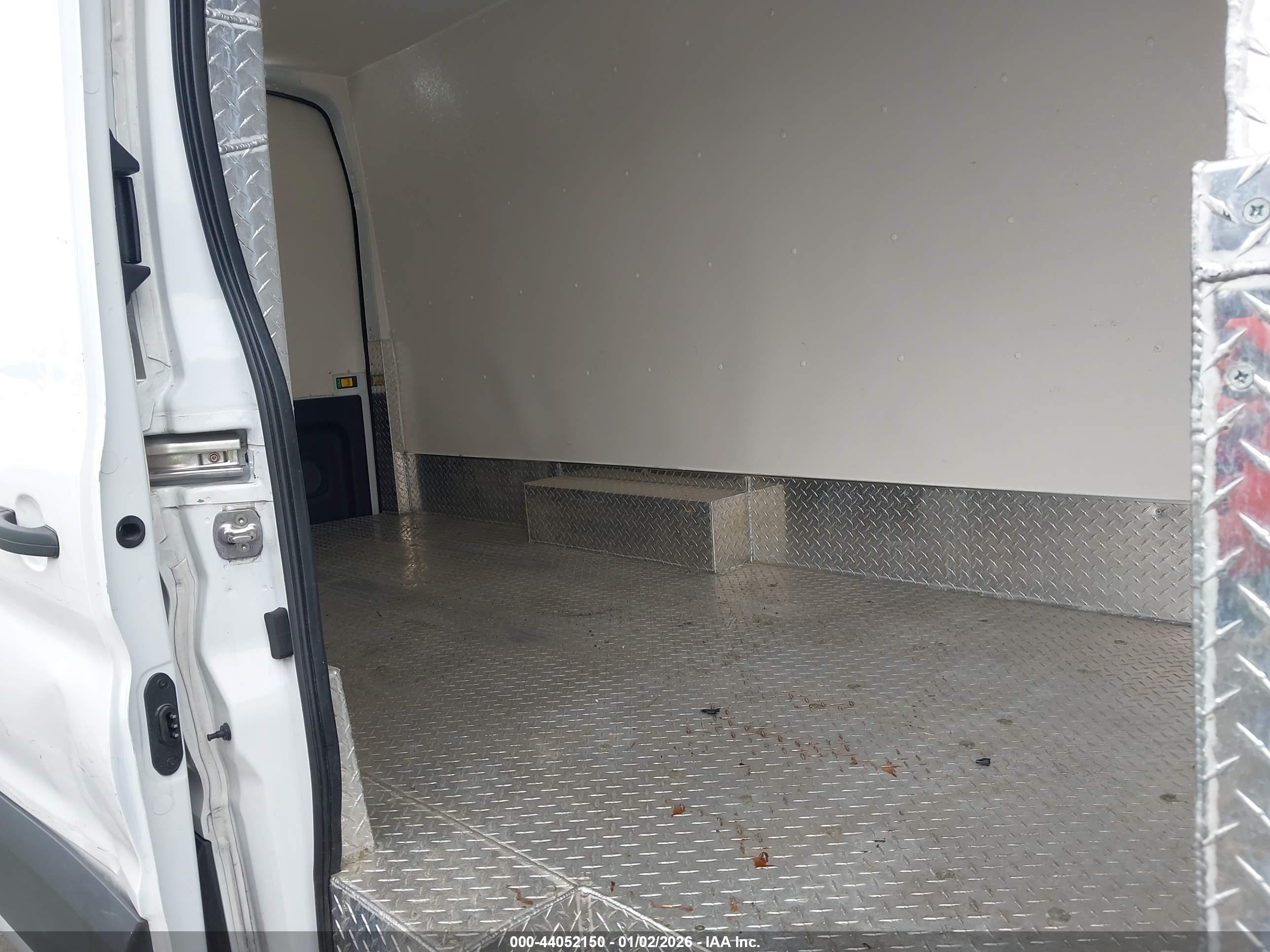 FORD TRANSIT-250 image 8