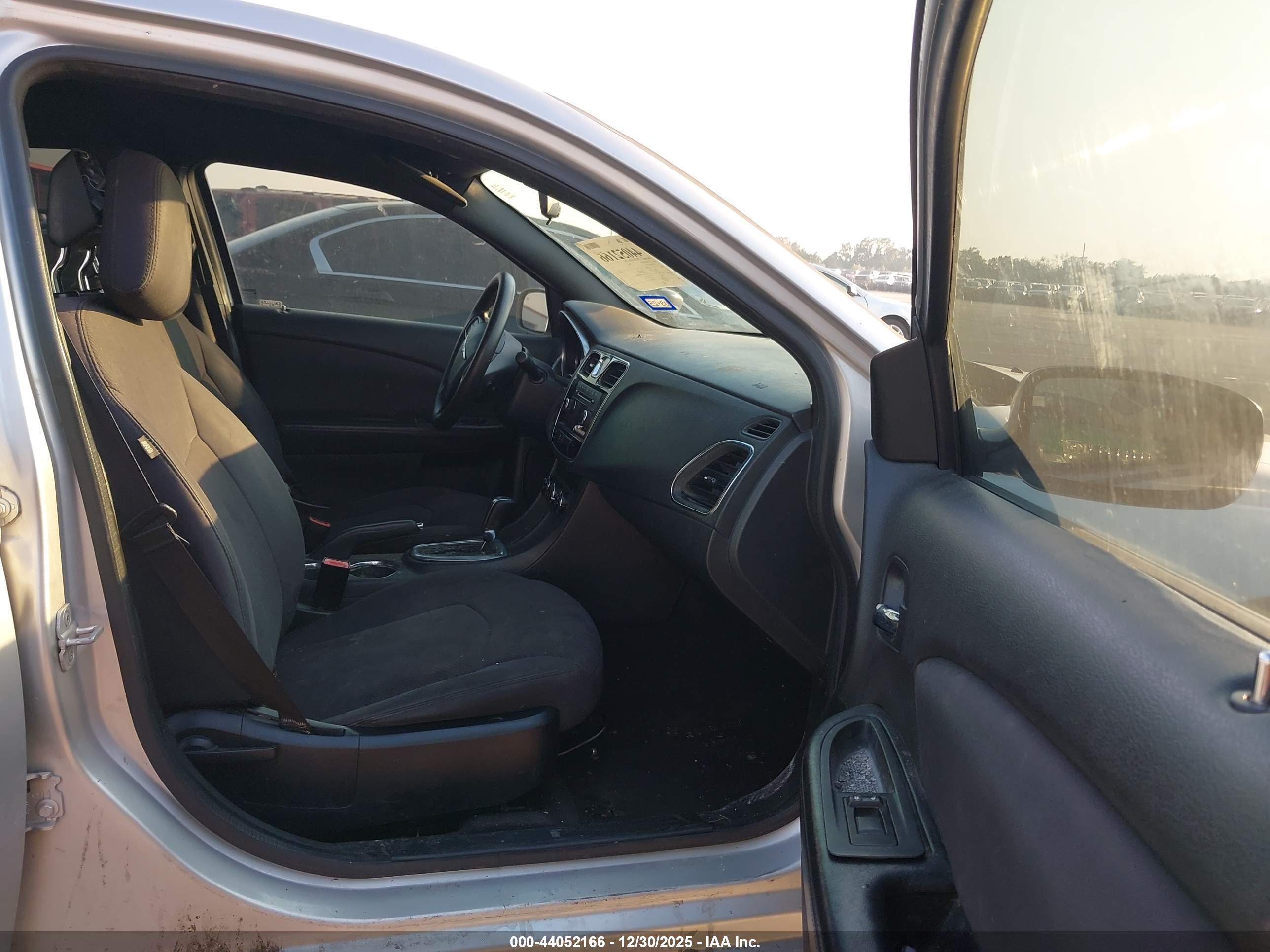 CHRYSLER 200 image 5