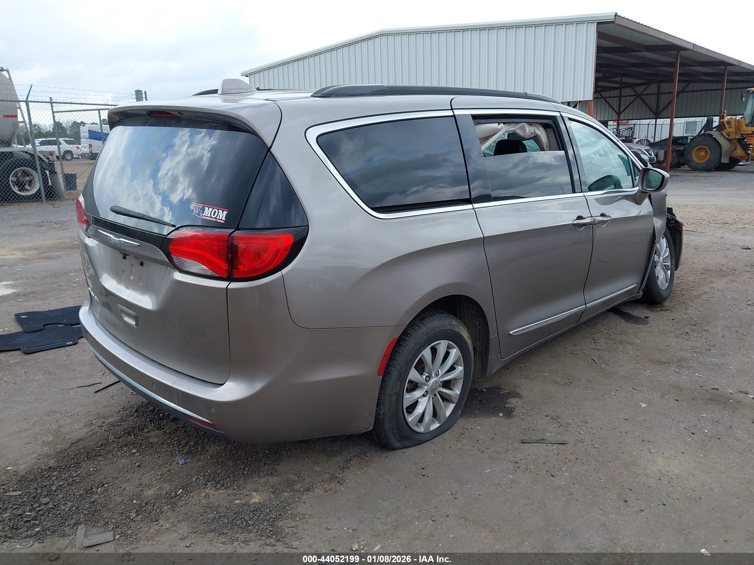 CHRYSLER PACIFICA image 4