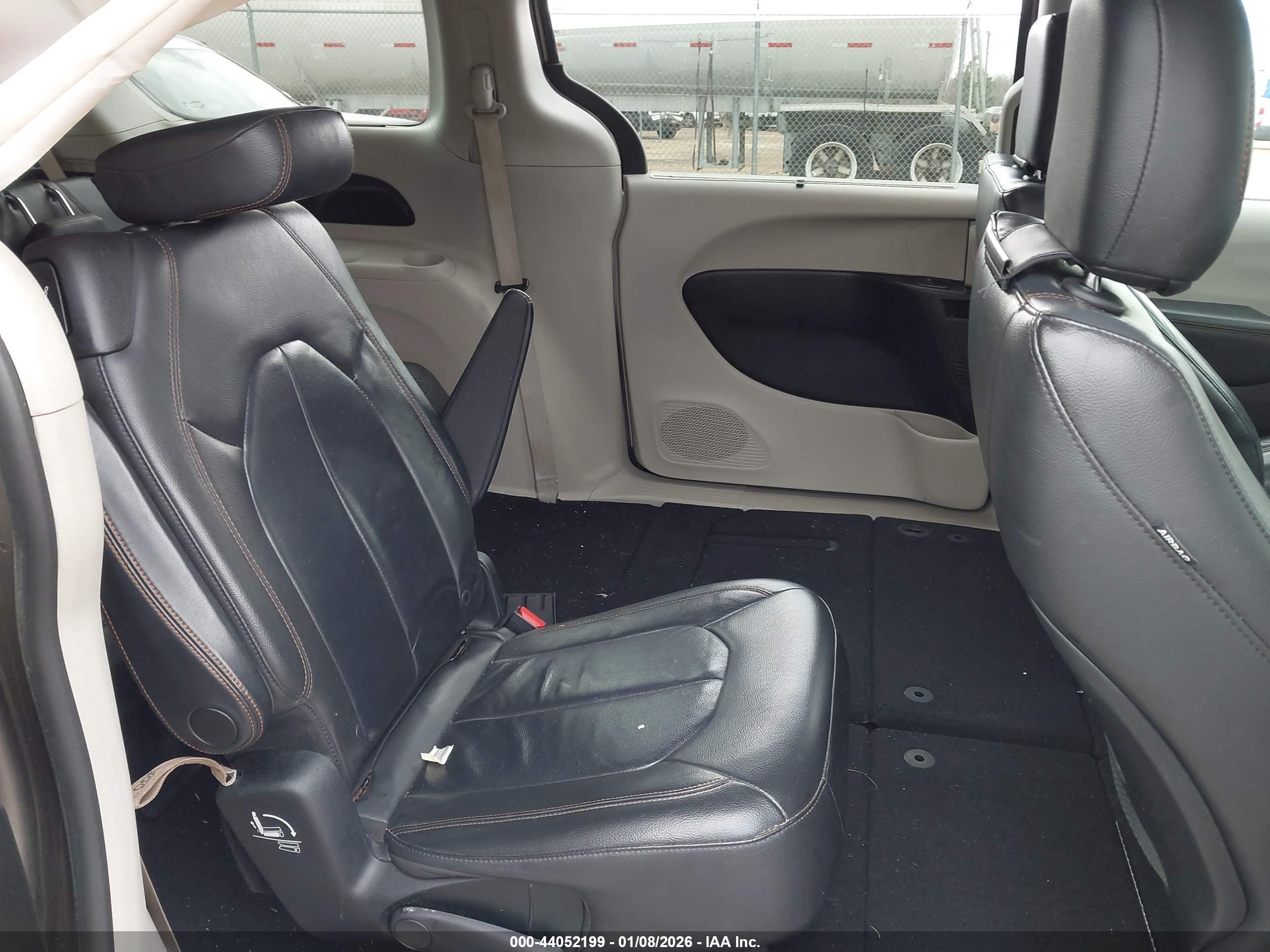 CHRYSLER PACIFICA image 8
