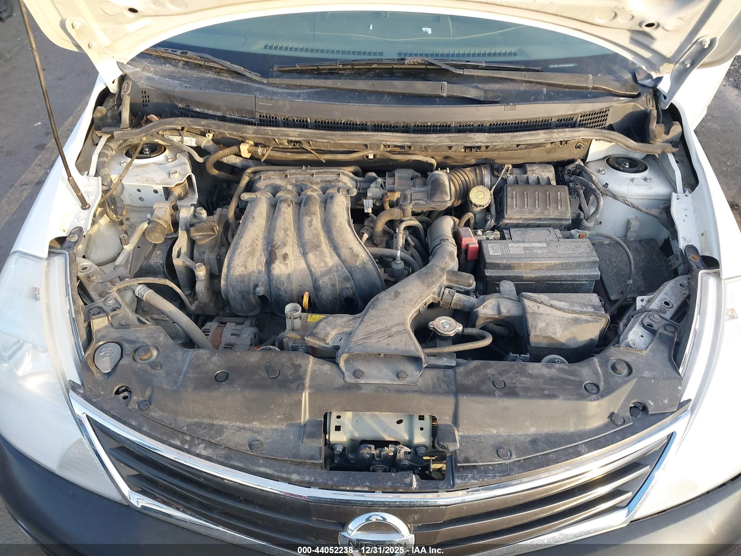 NISSAN VERSA image 10
