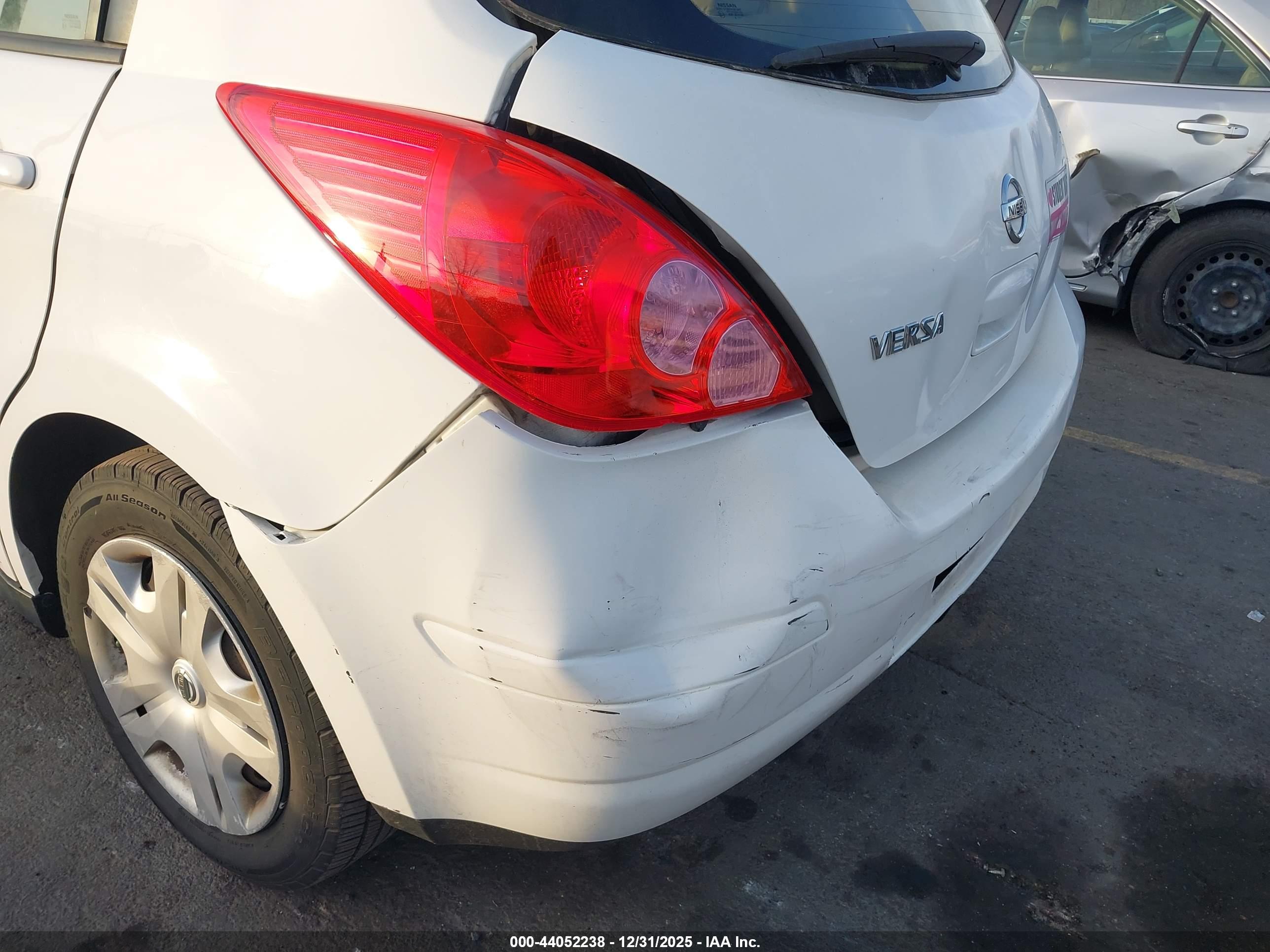 NISSAN VERSA image 6