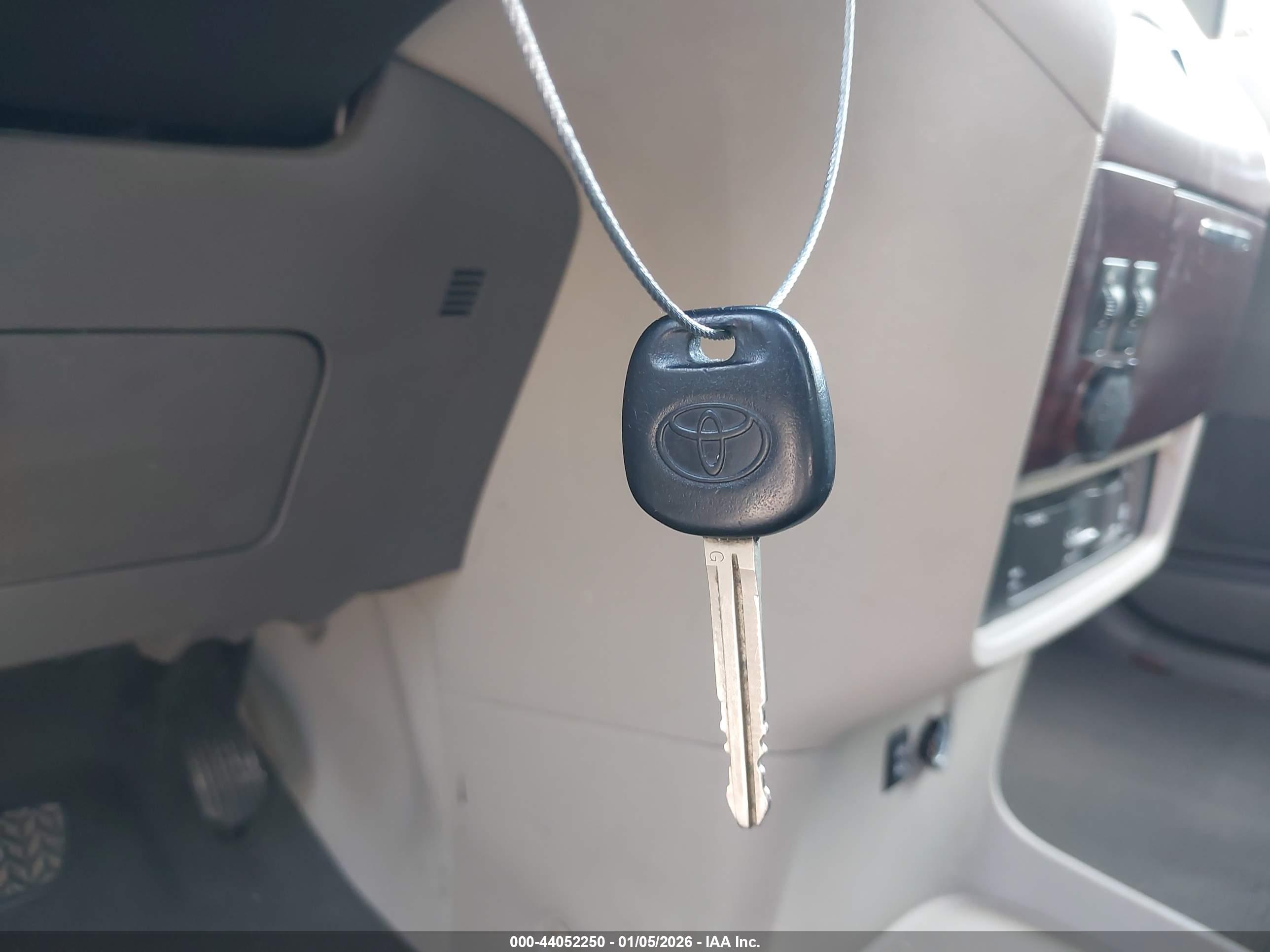 TOYOTA SIENNA image 11