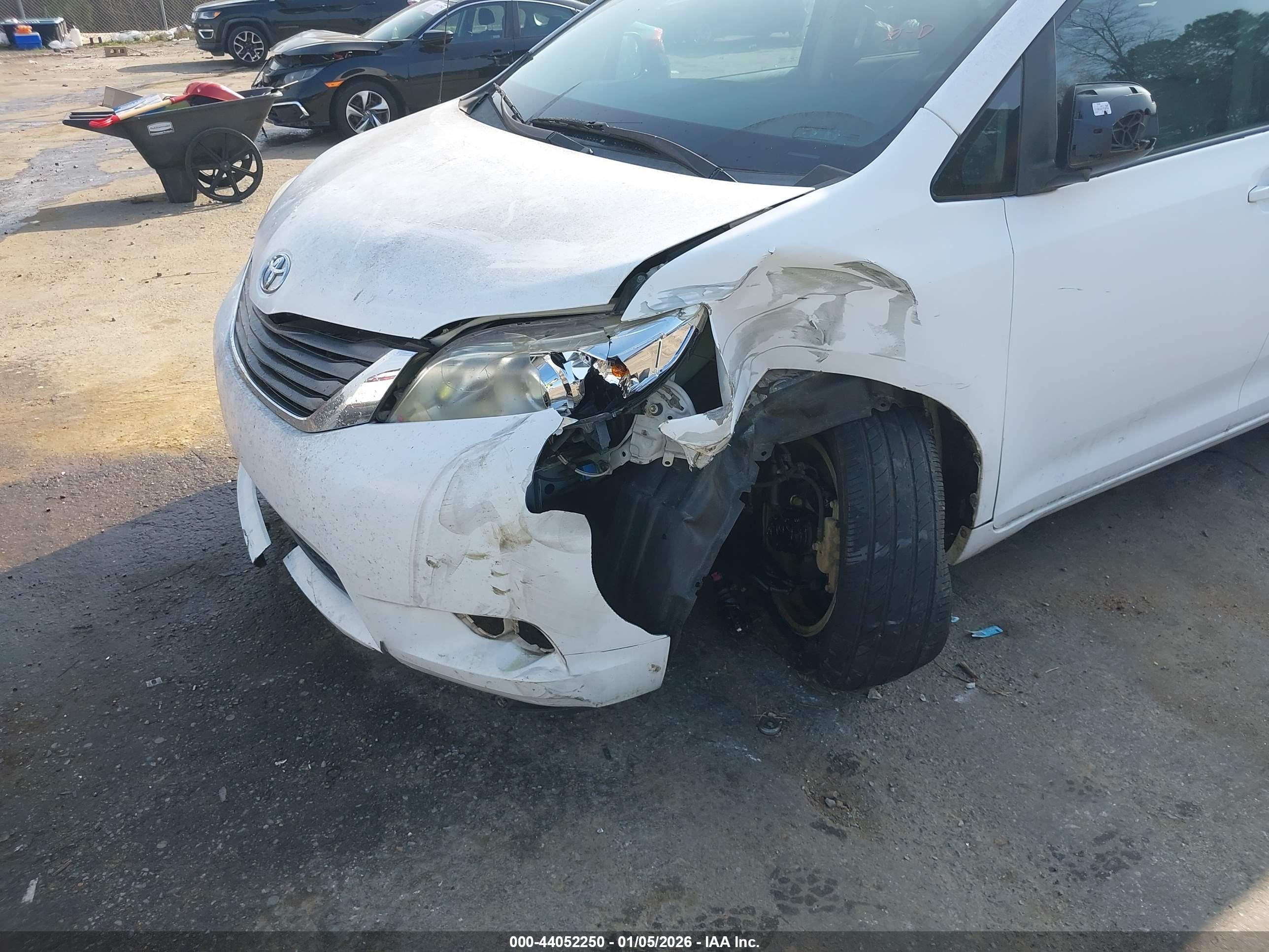 TOYOTA SIENNA image 6