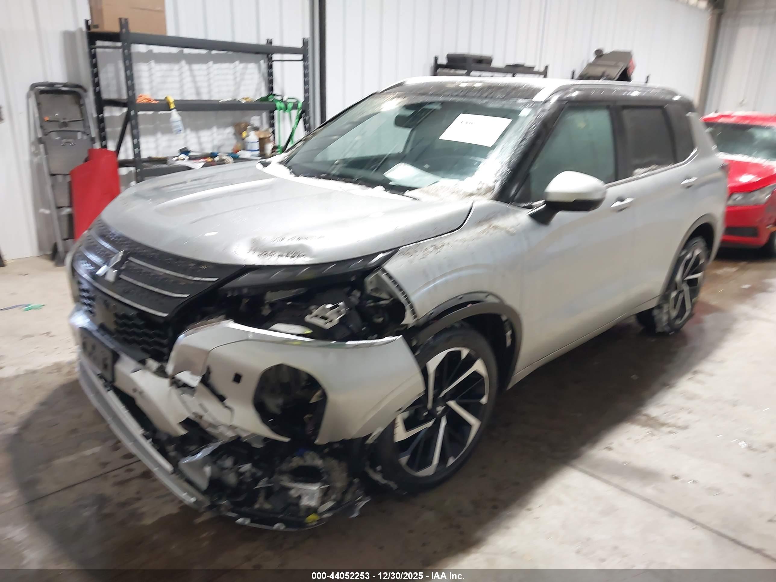MITSUBISHI OUTLANDER image 2