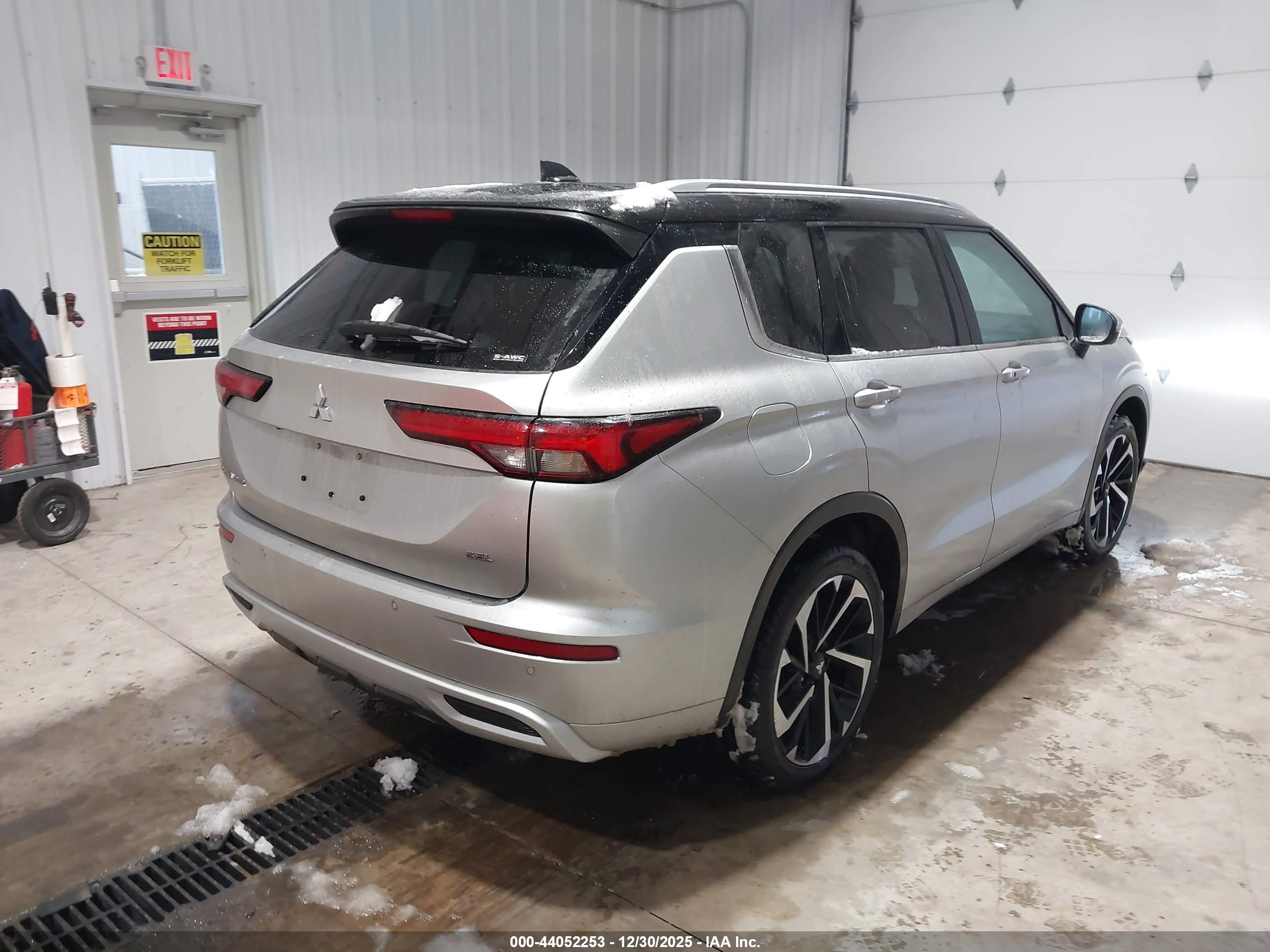 MITSUBISHI OUTLANDER image 4
