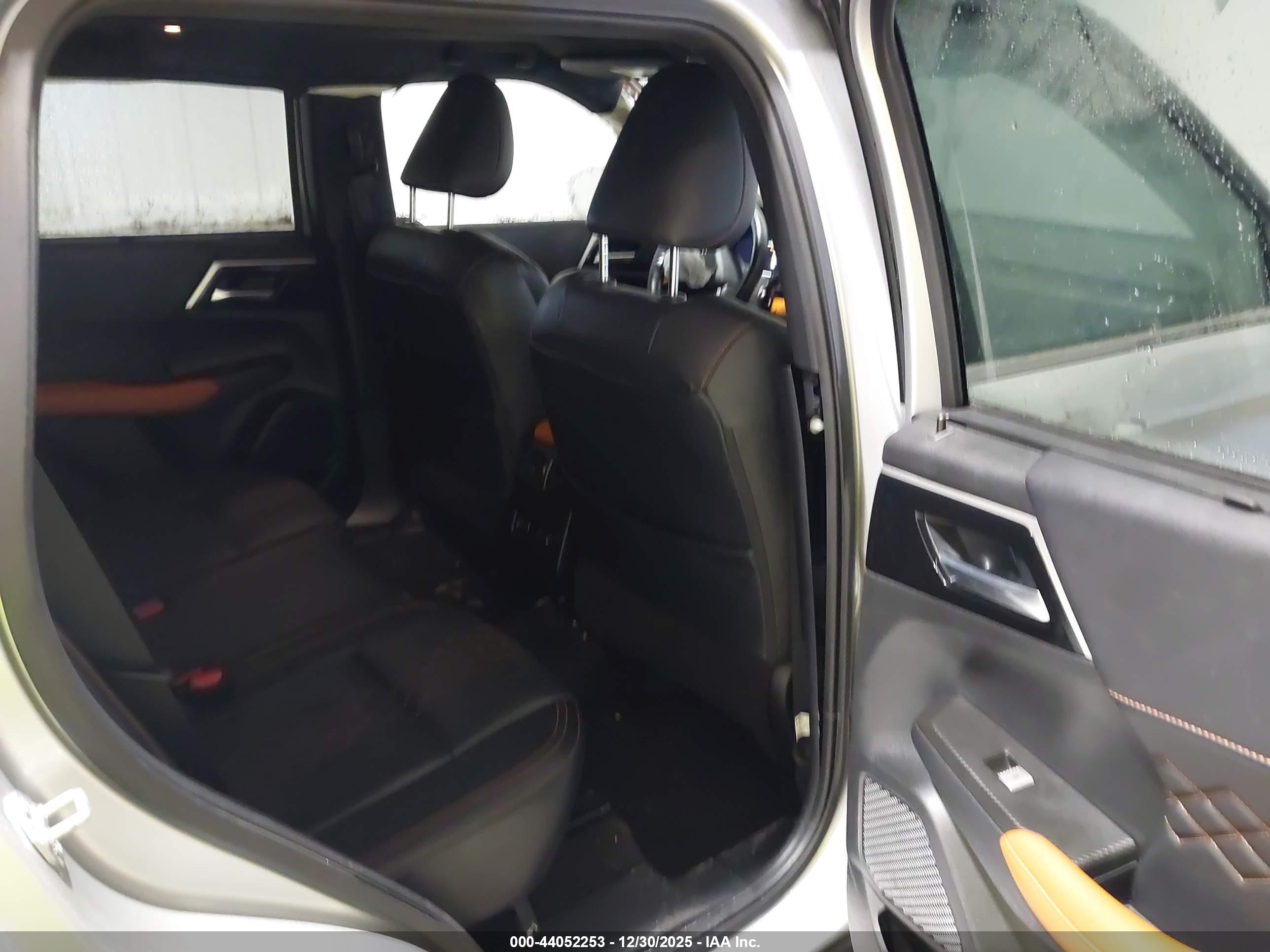 MITSUBISHI OUTLANDER image 8