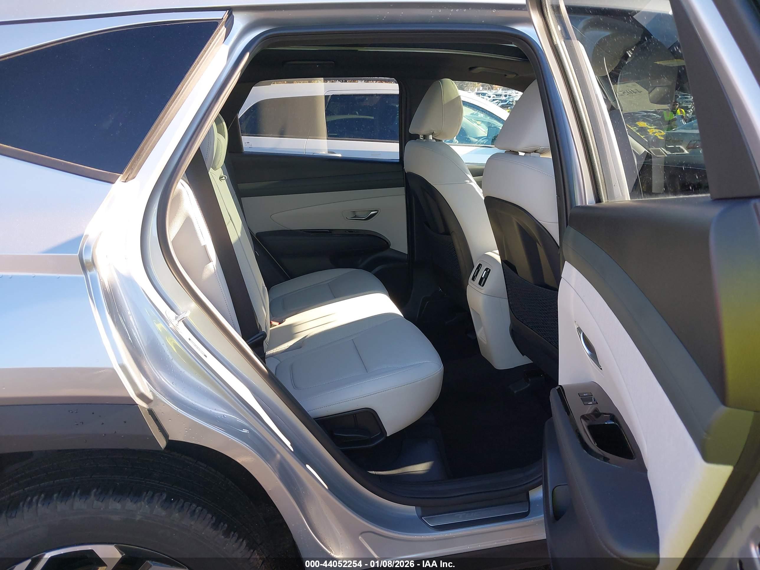 HYUNDAI TUCSON image 8