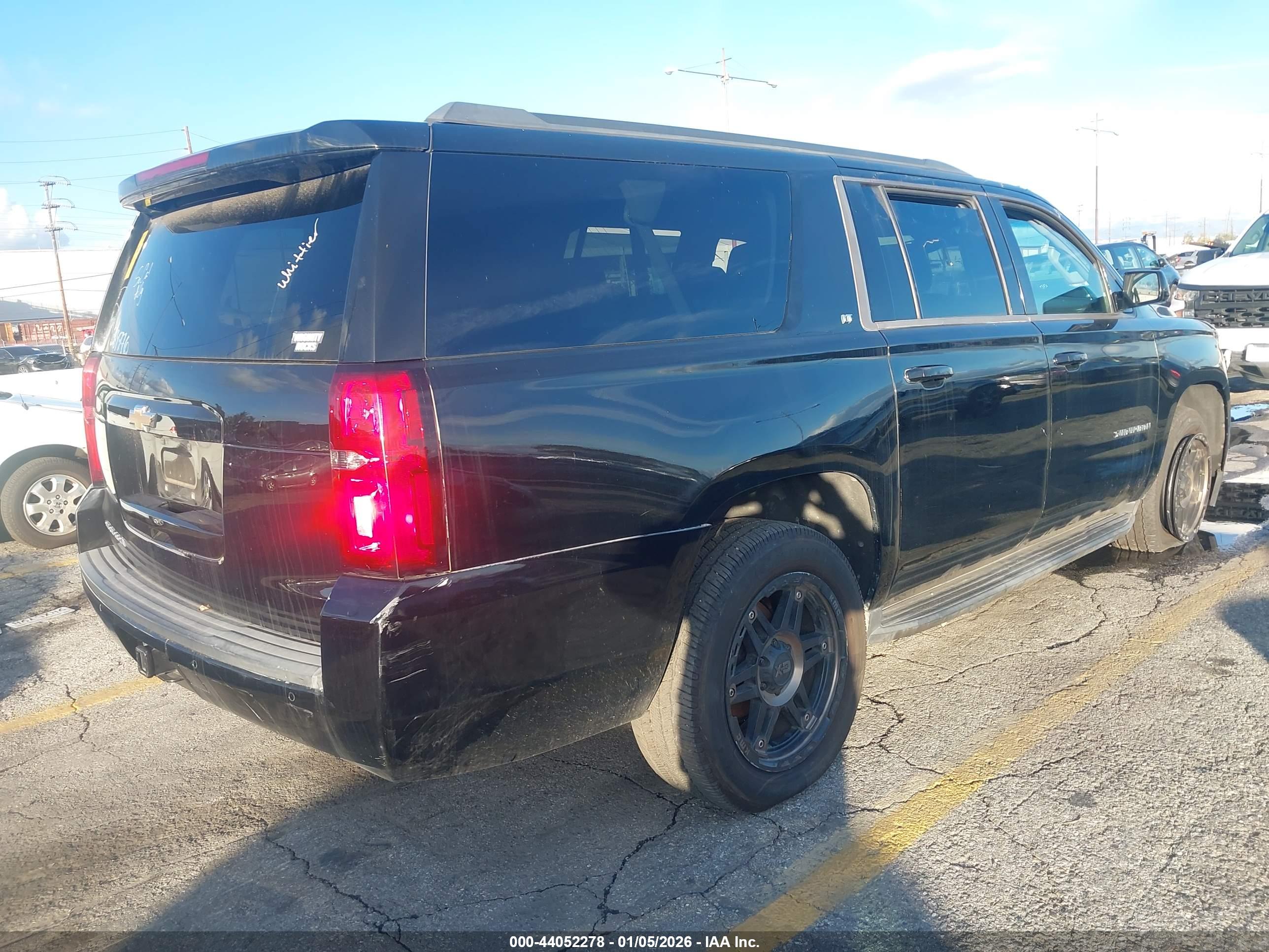 CHEVROLET SUBURBAN image 4