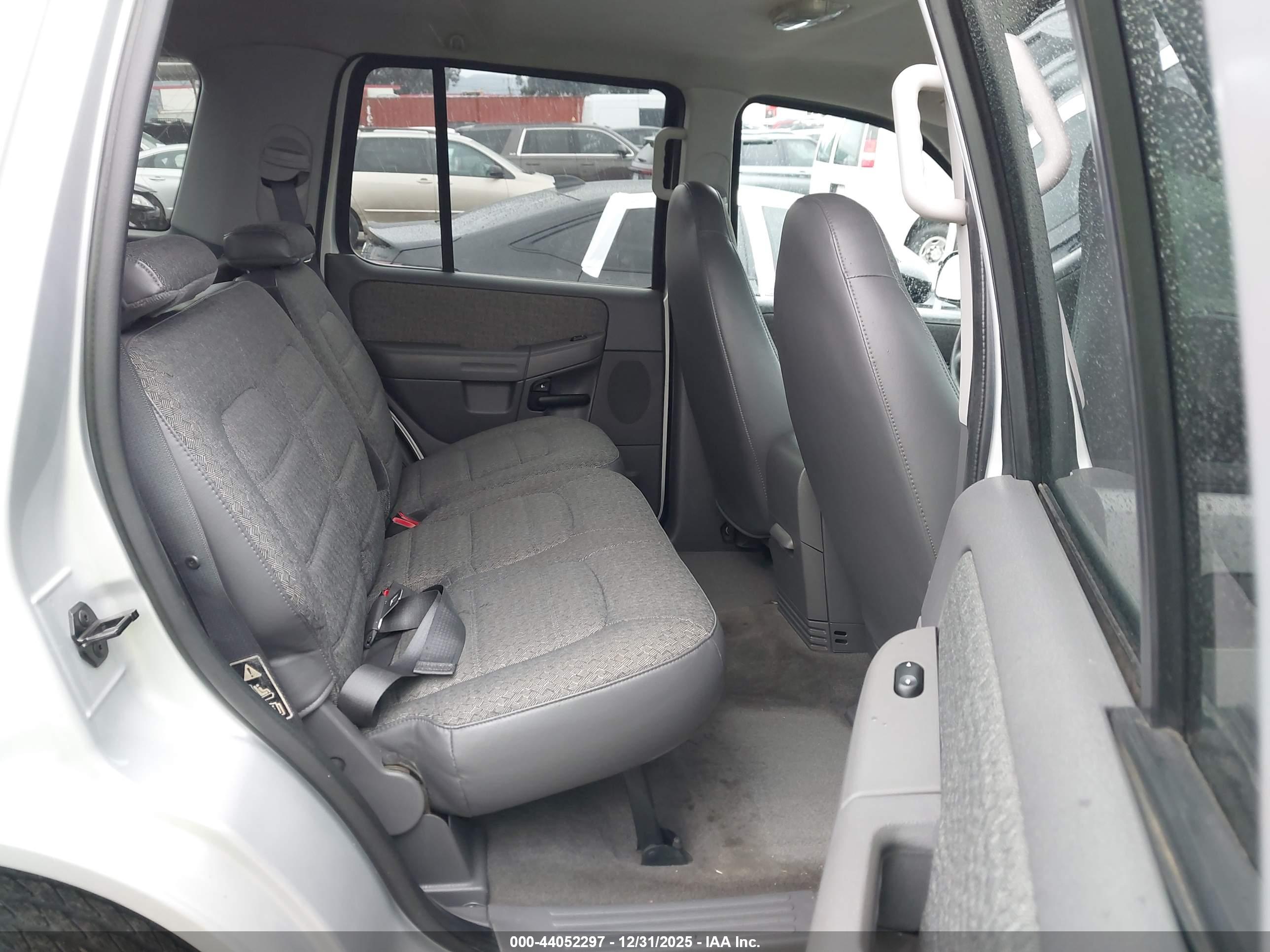 FORD EXPLORER image 8