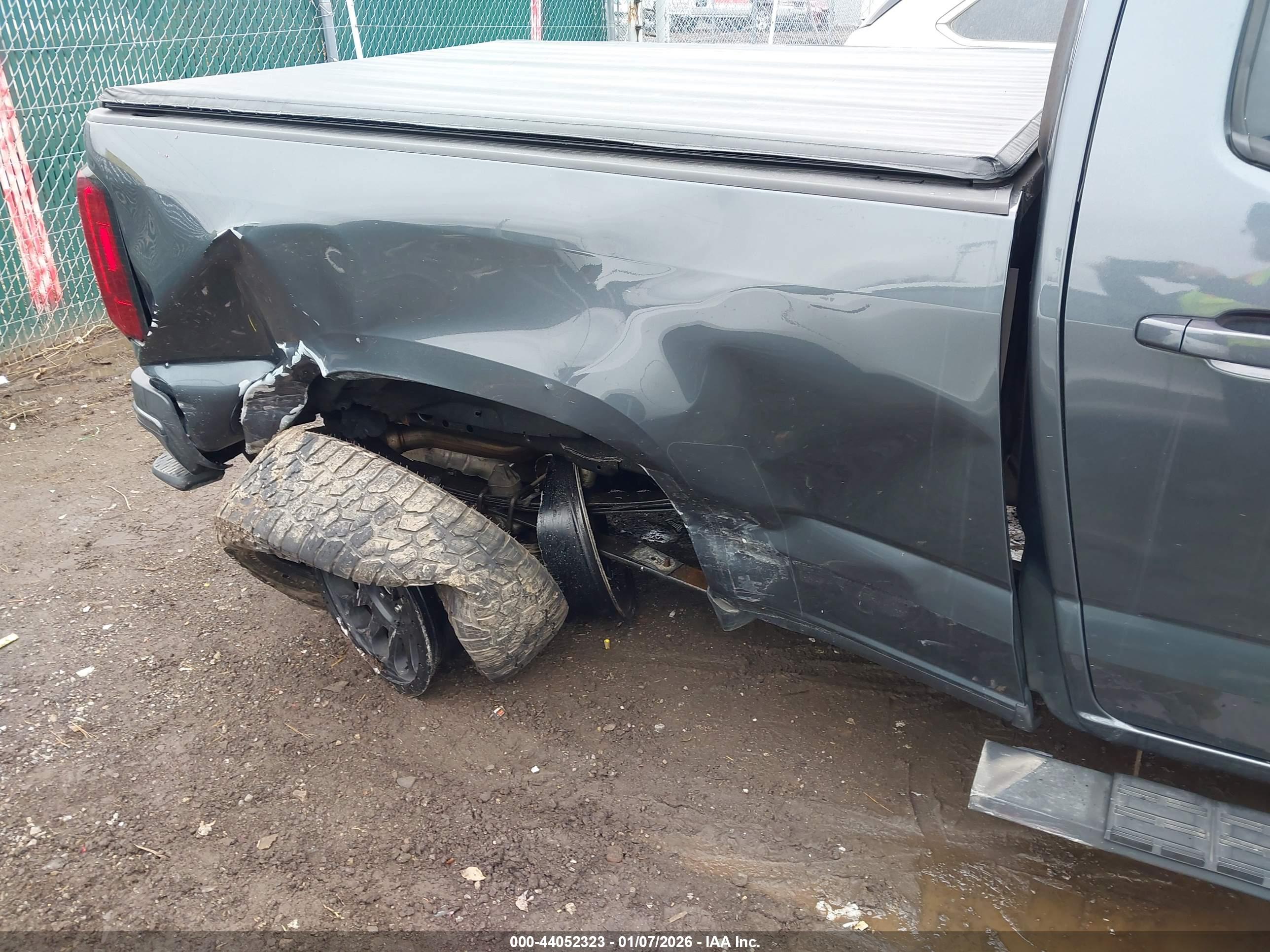 CHEVROLET COLORADO image 6