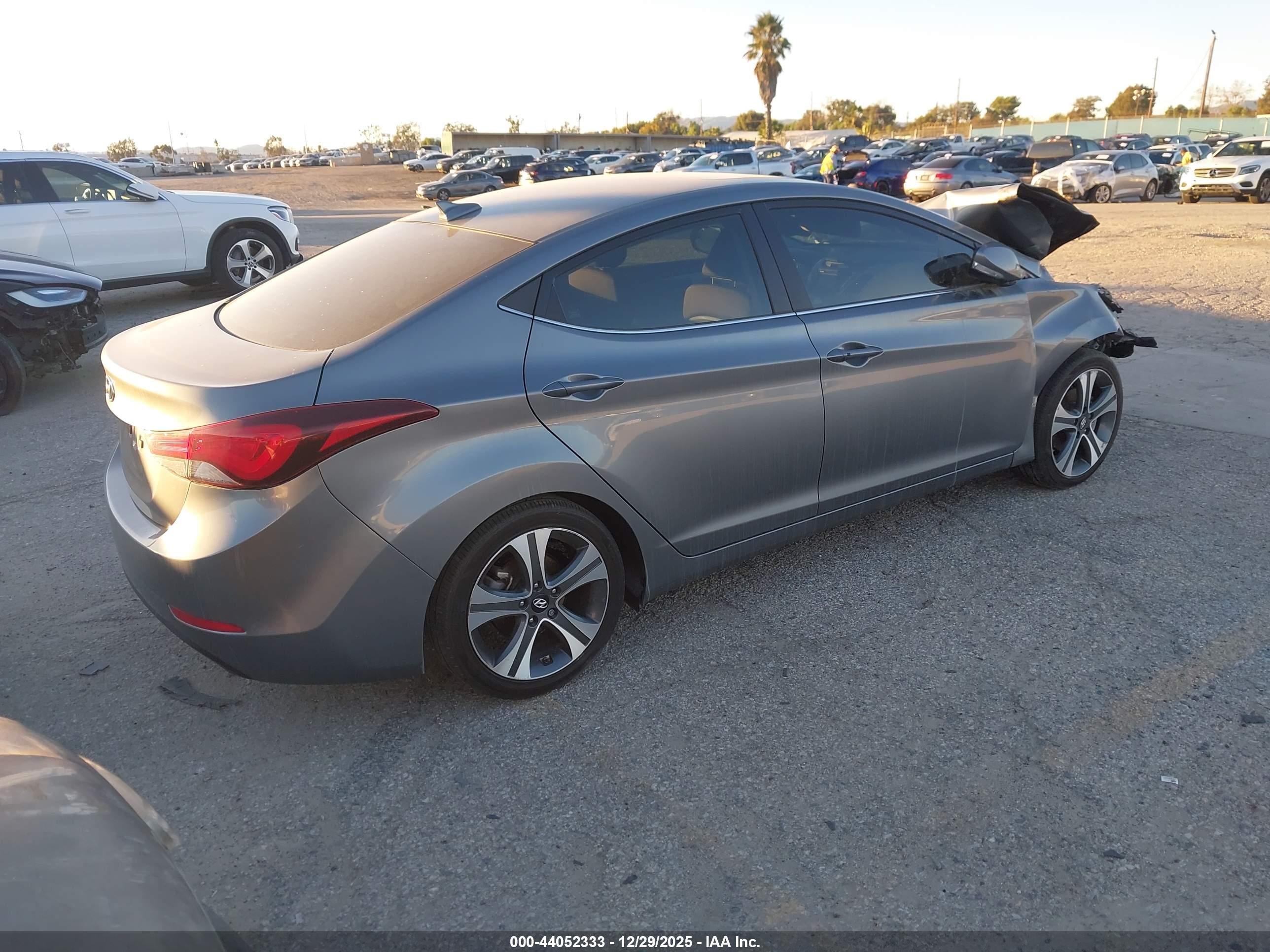 HYUNDAI ELANTRA image 4