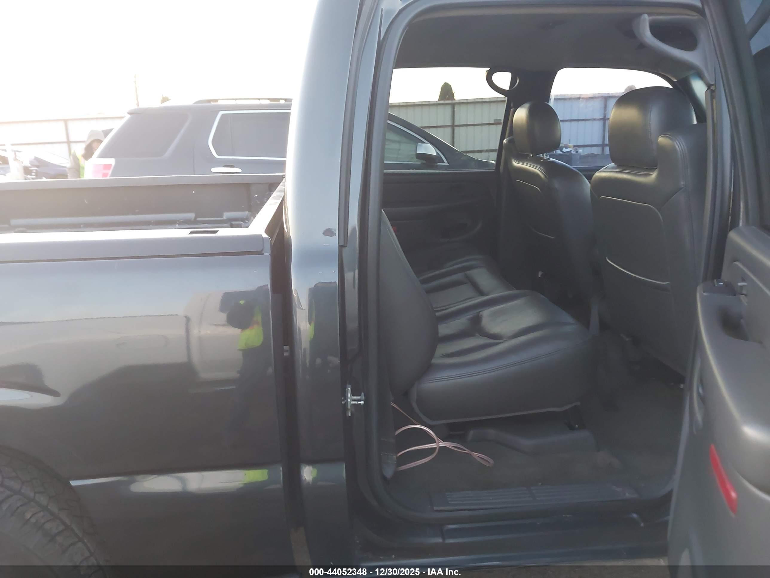GMC SIERRA image 8