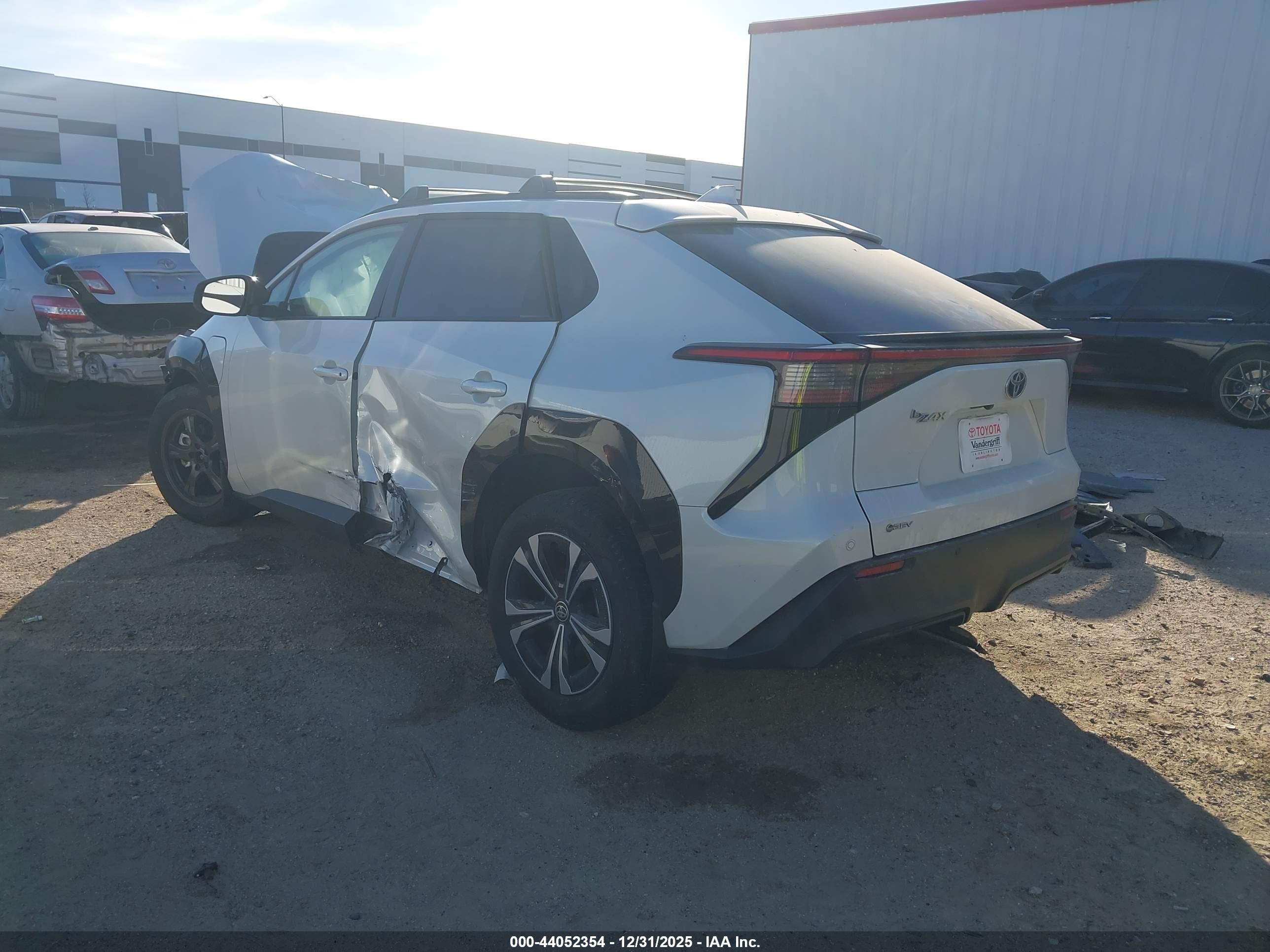 TOYOTA BZ4X image 3