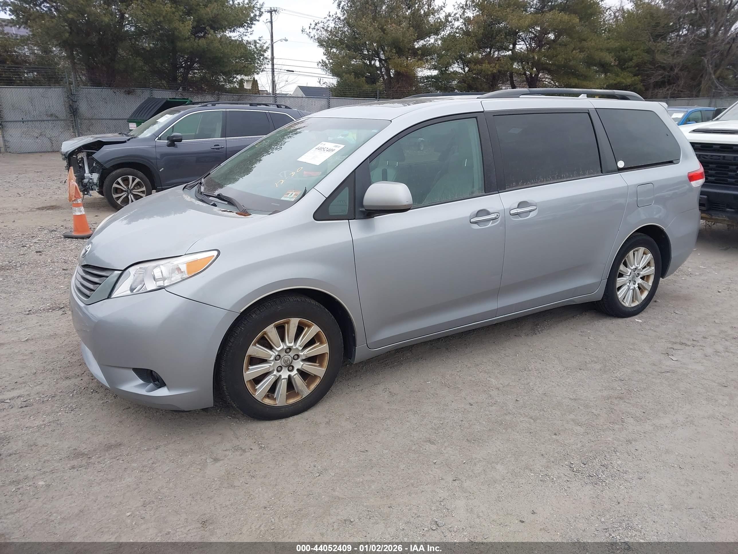 TOYOTA SIENNA image 2