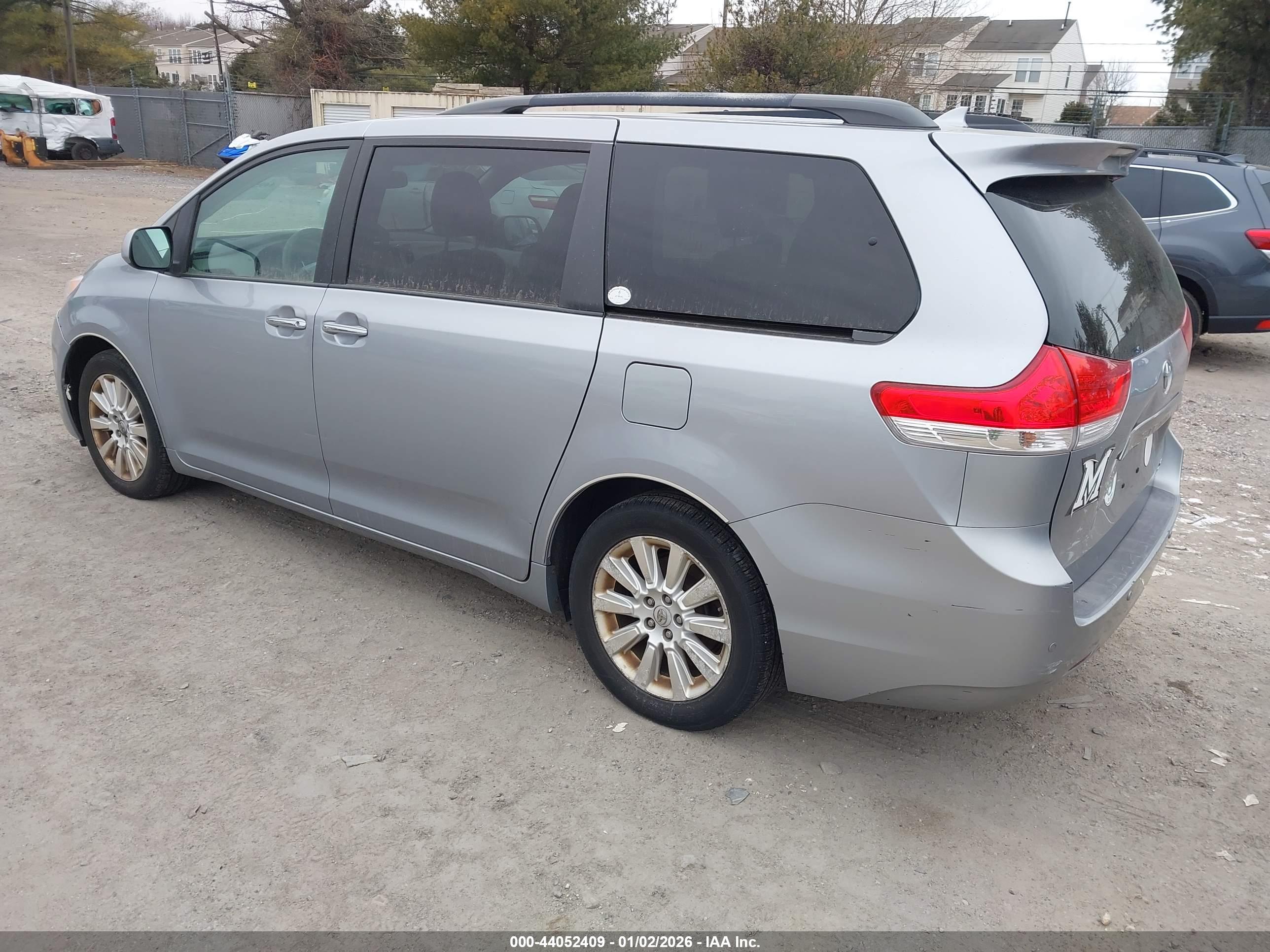 TOYOTA SIENNA image 3