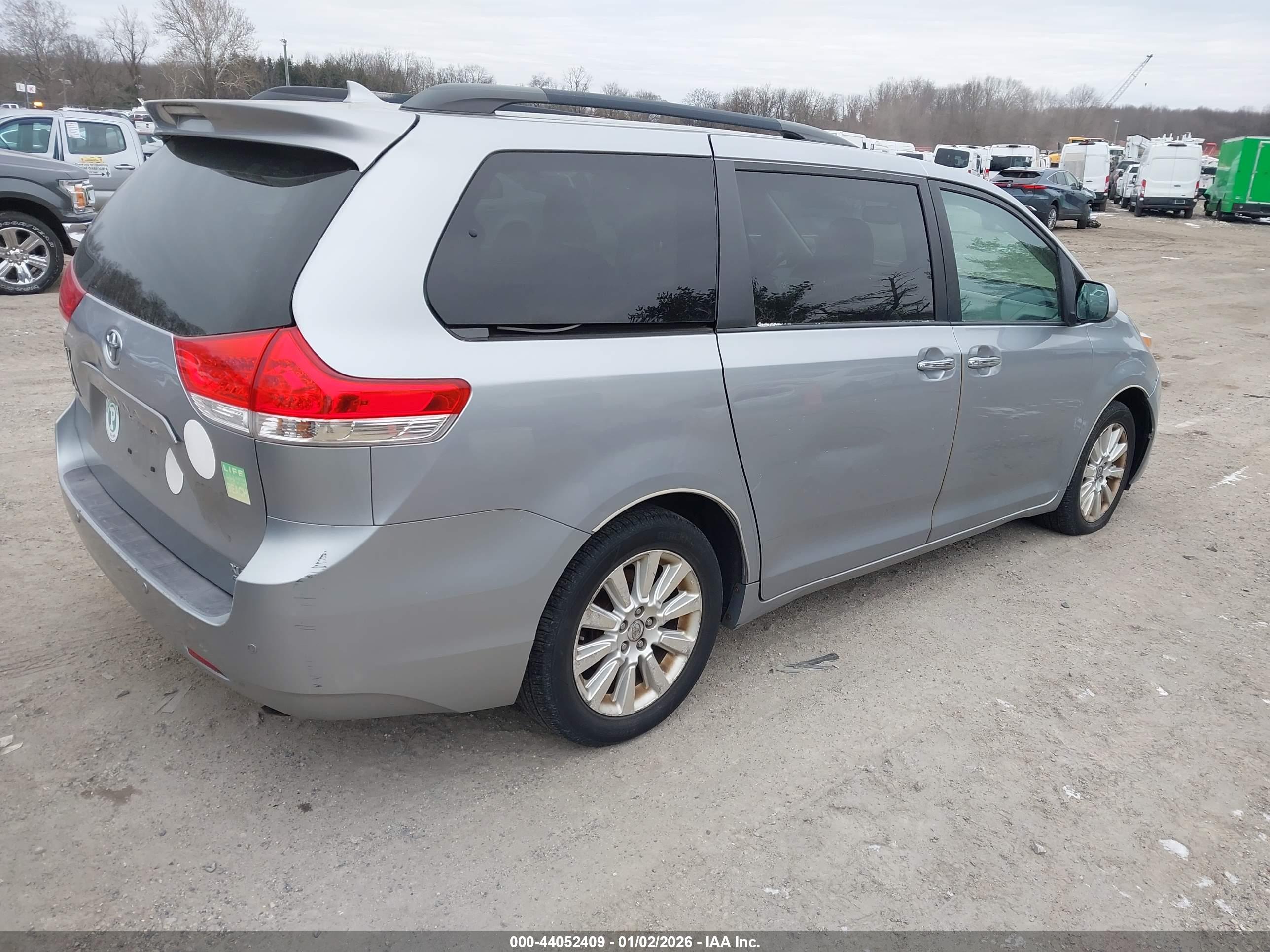 TOYOTA SIENNA image 4