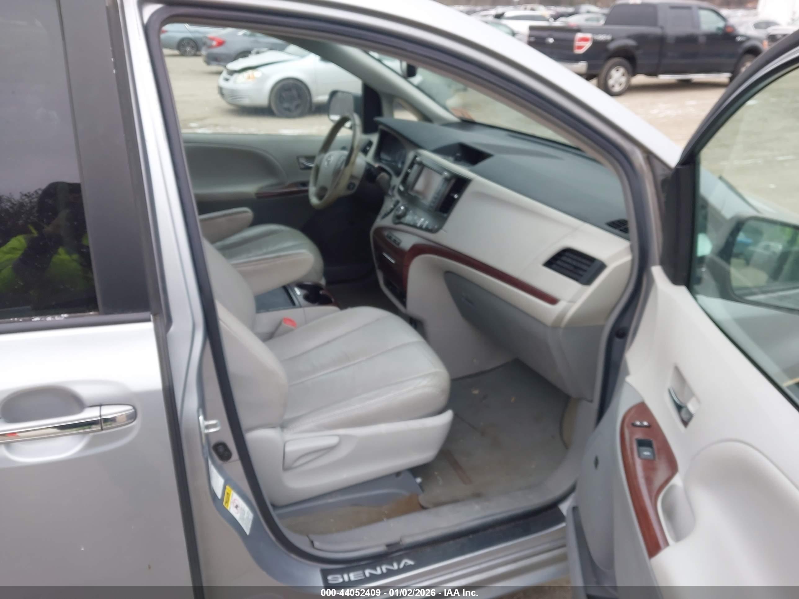 TOYOTA SIENNA image 5