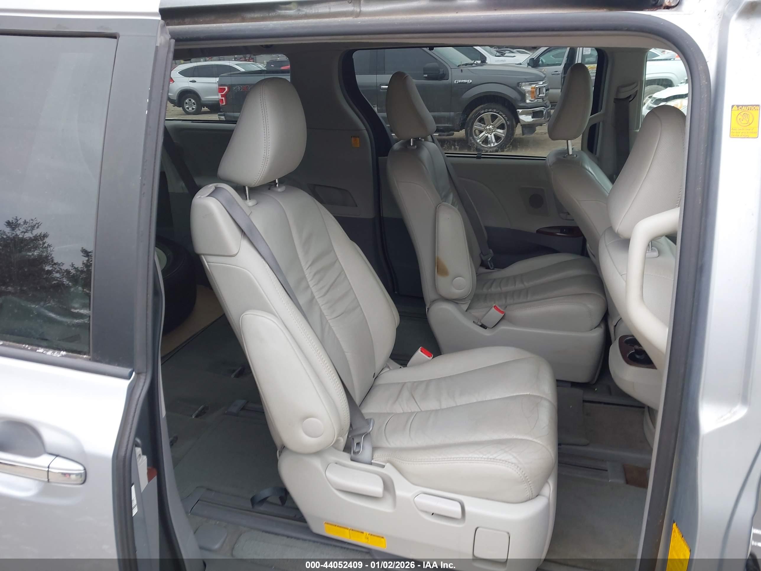 TOYOTA SIENNA image 8