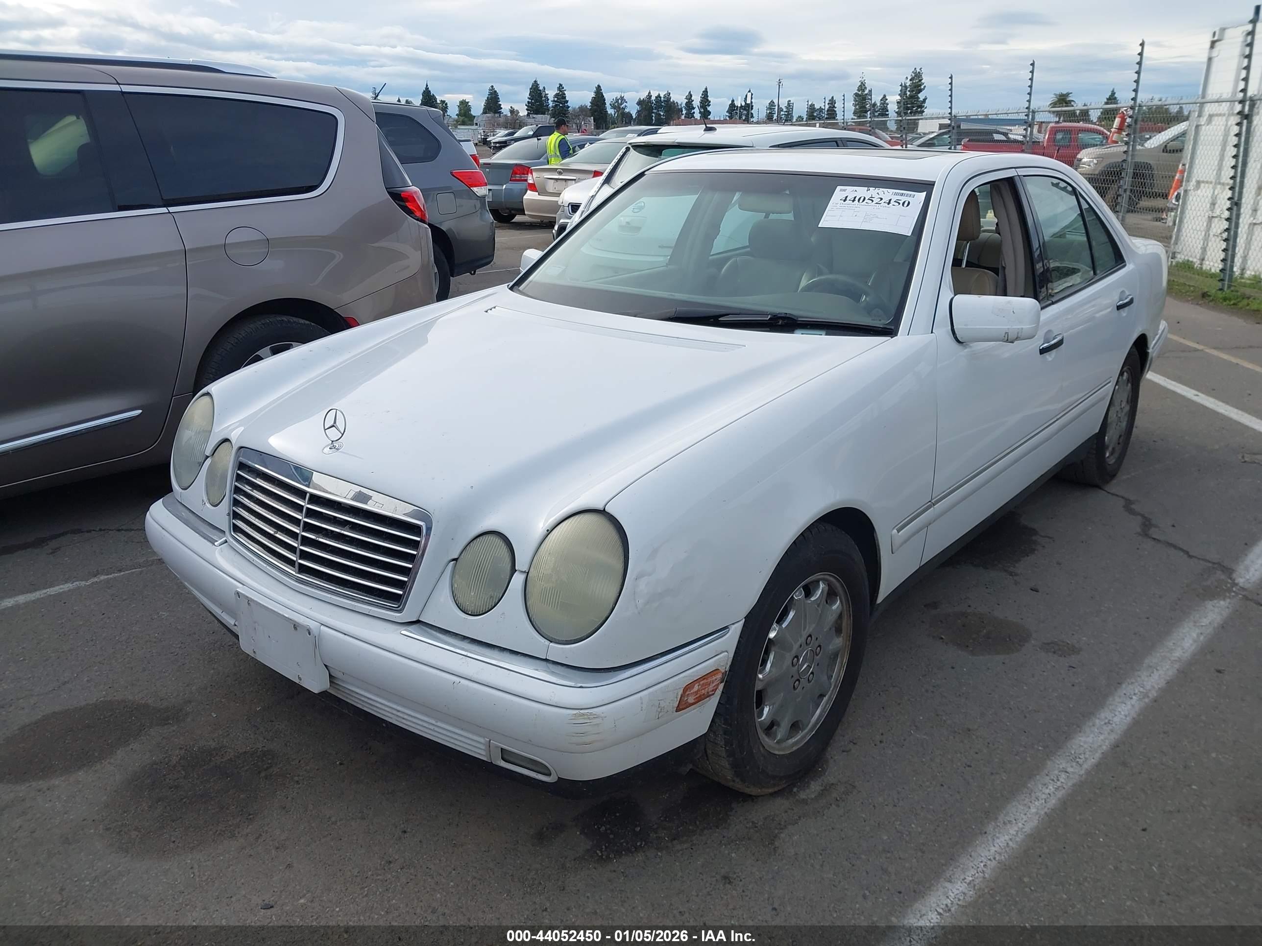 MERCEDES-BENZ E image 2