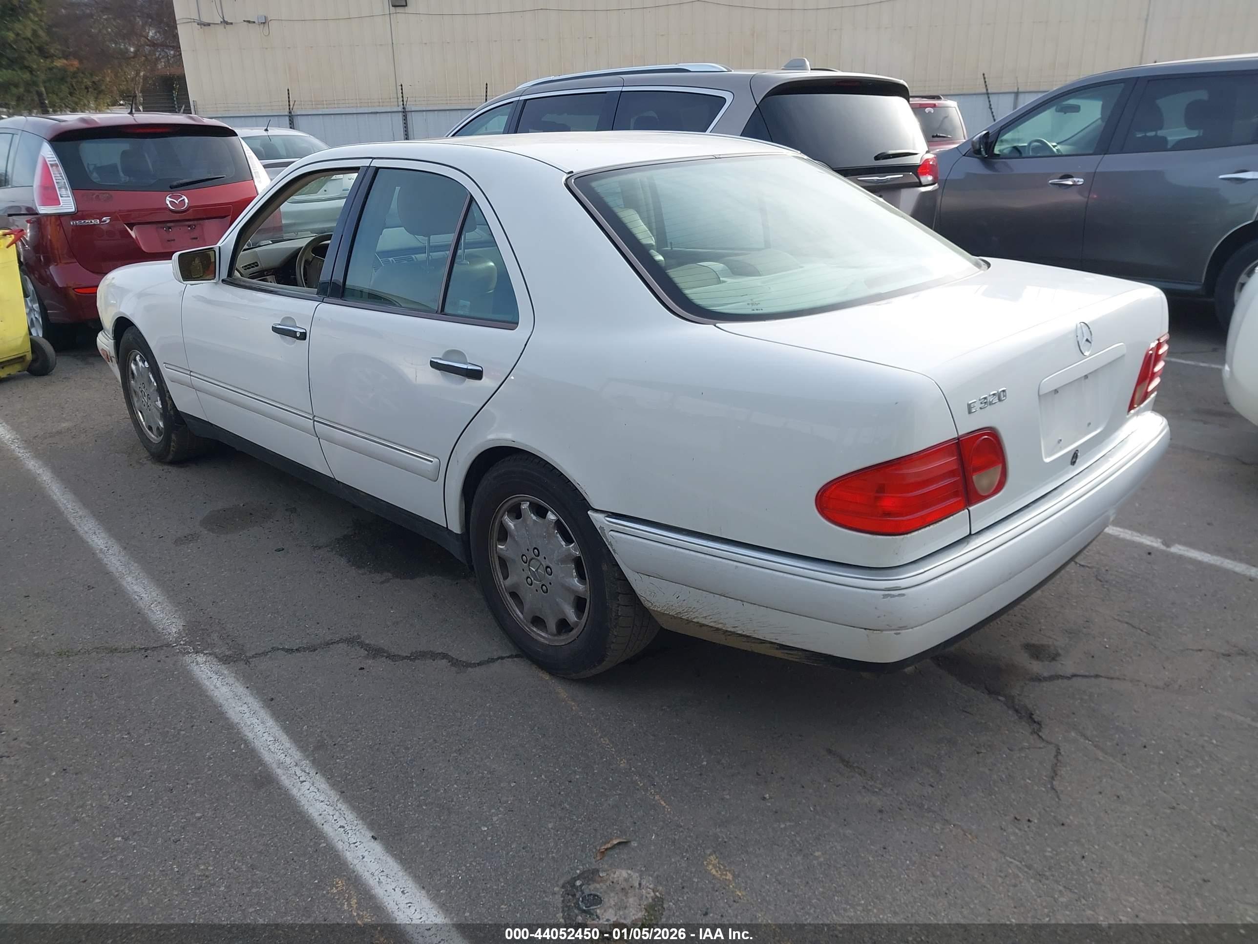 MERCEDES-BENZ E image 3