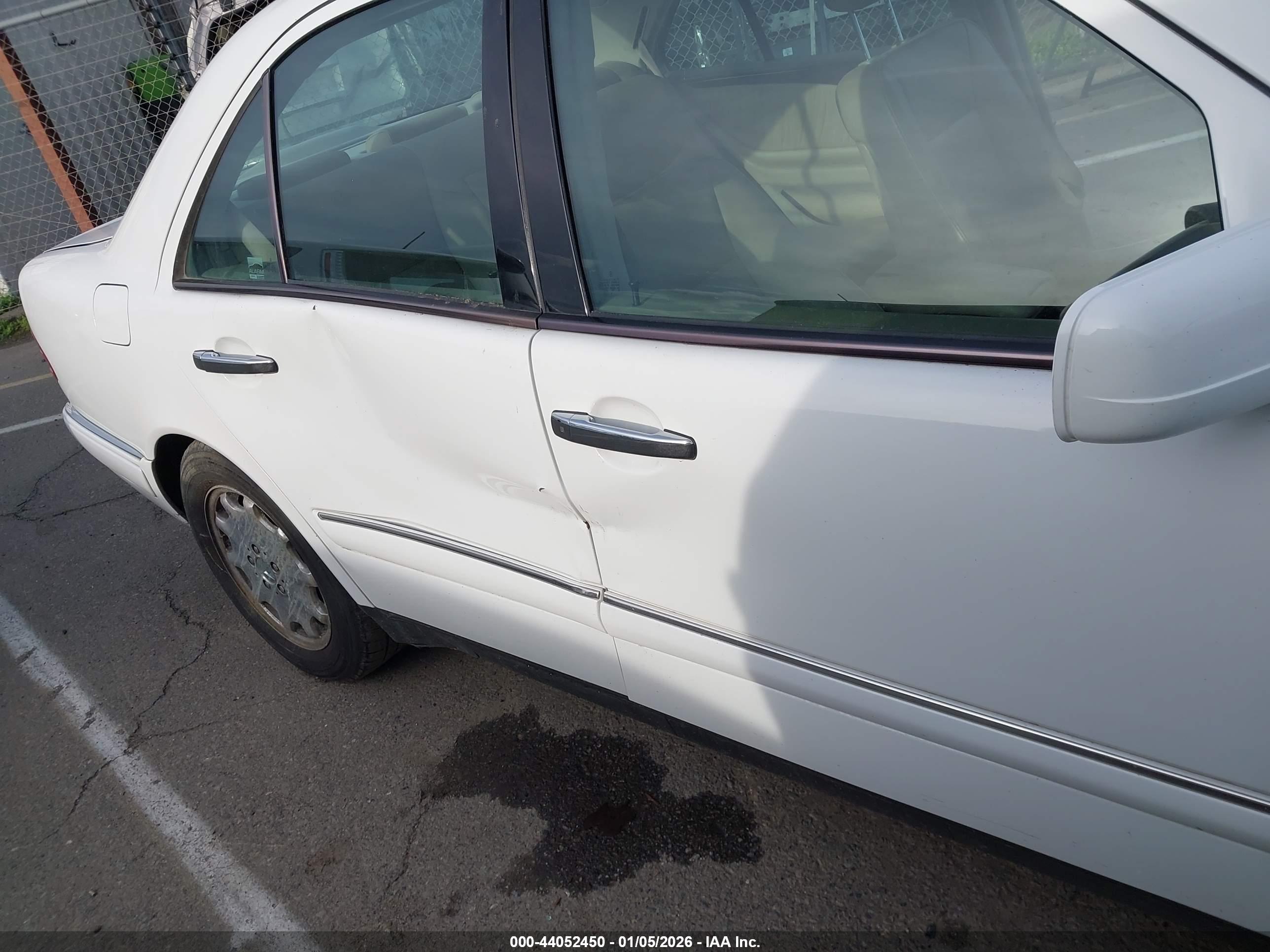 MERCEDES-BENZ E image 6