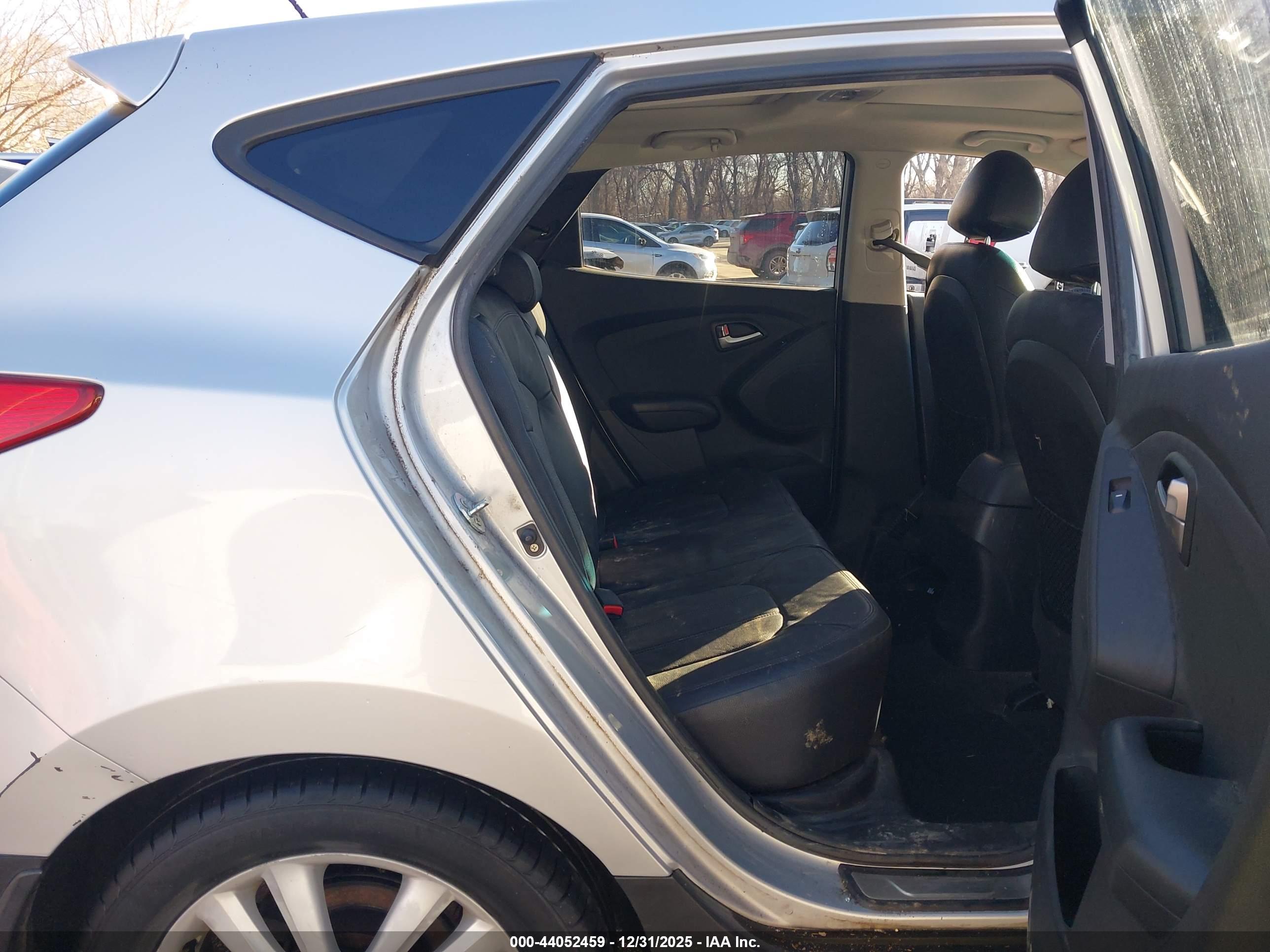HYUNDAI TUCSON image 8