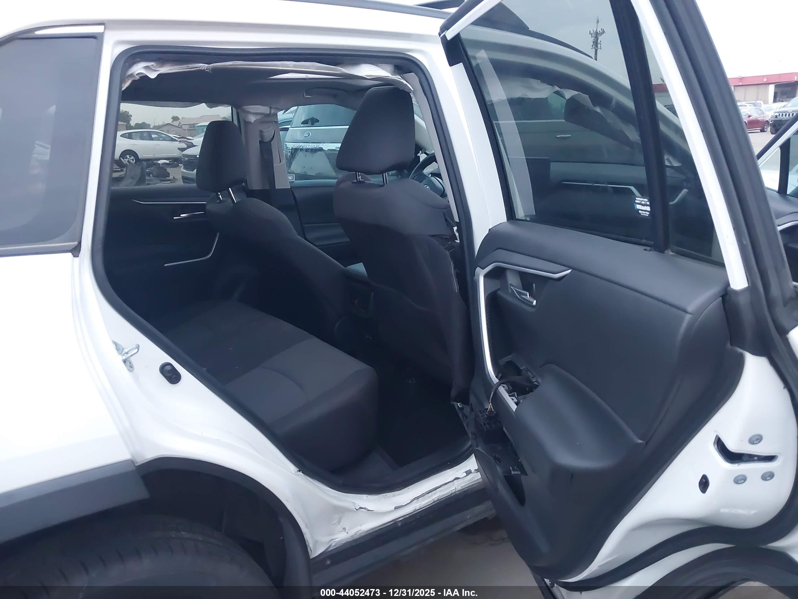 TOYOTA RAV4 image 8