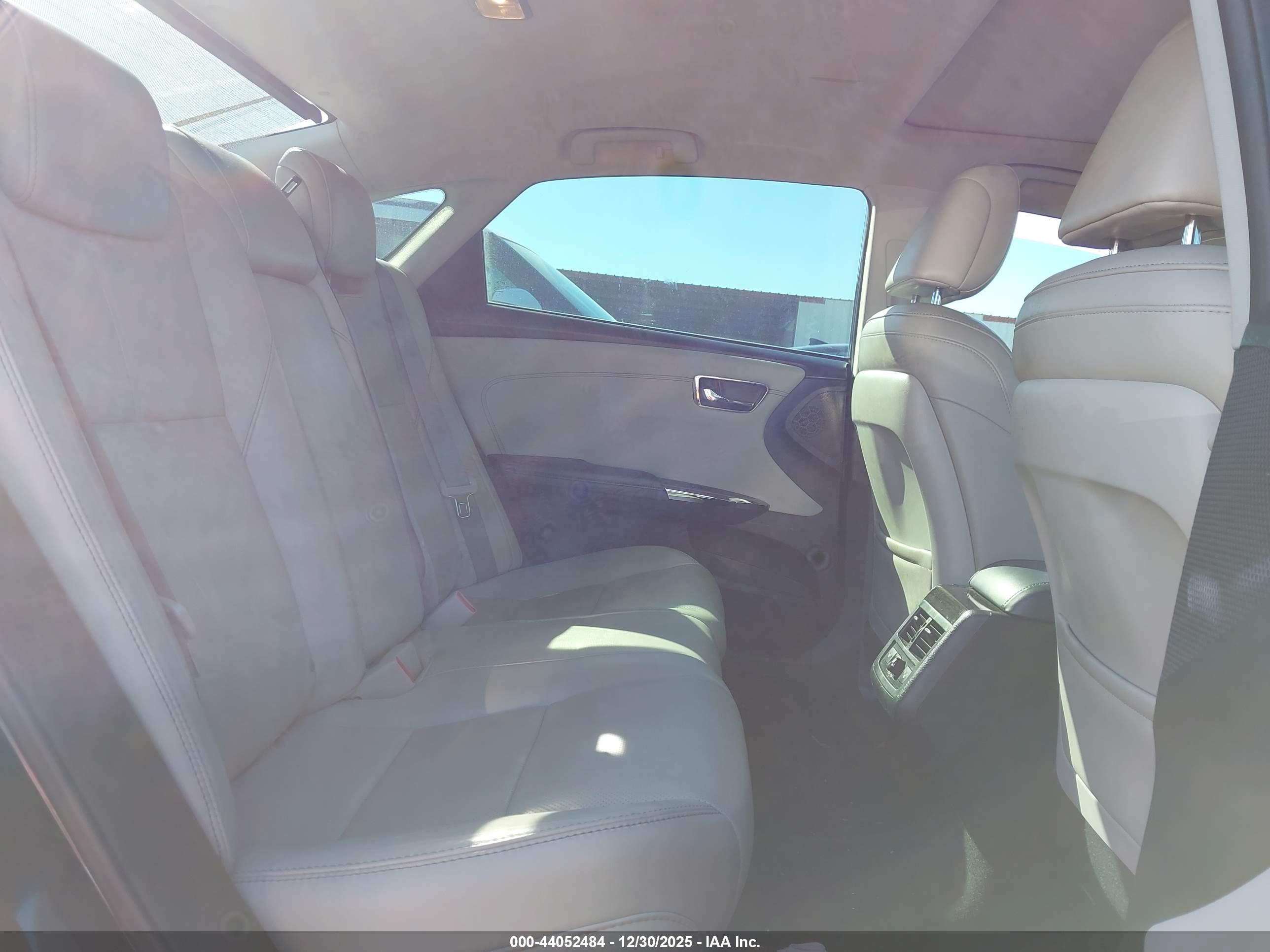 TOYOTA AVALON image 8