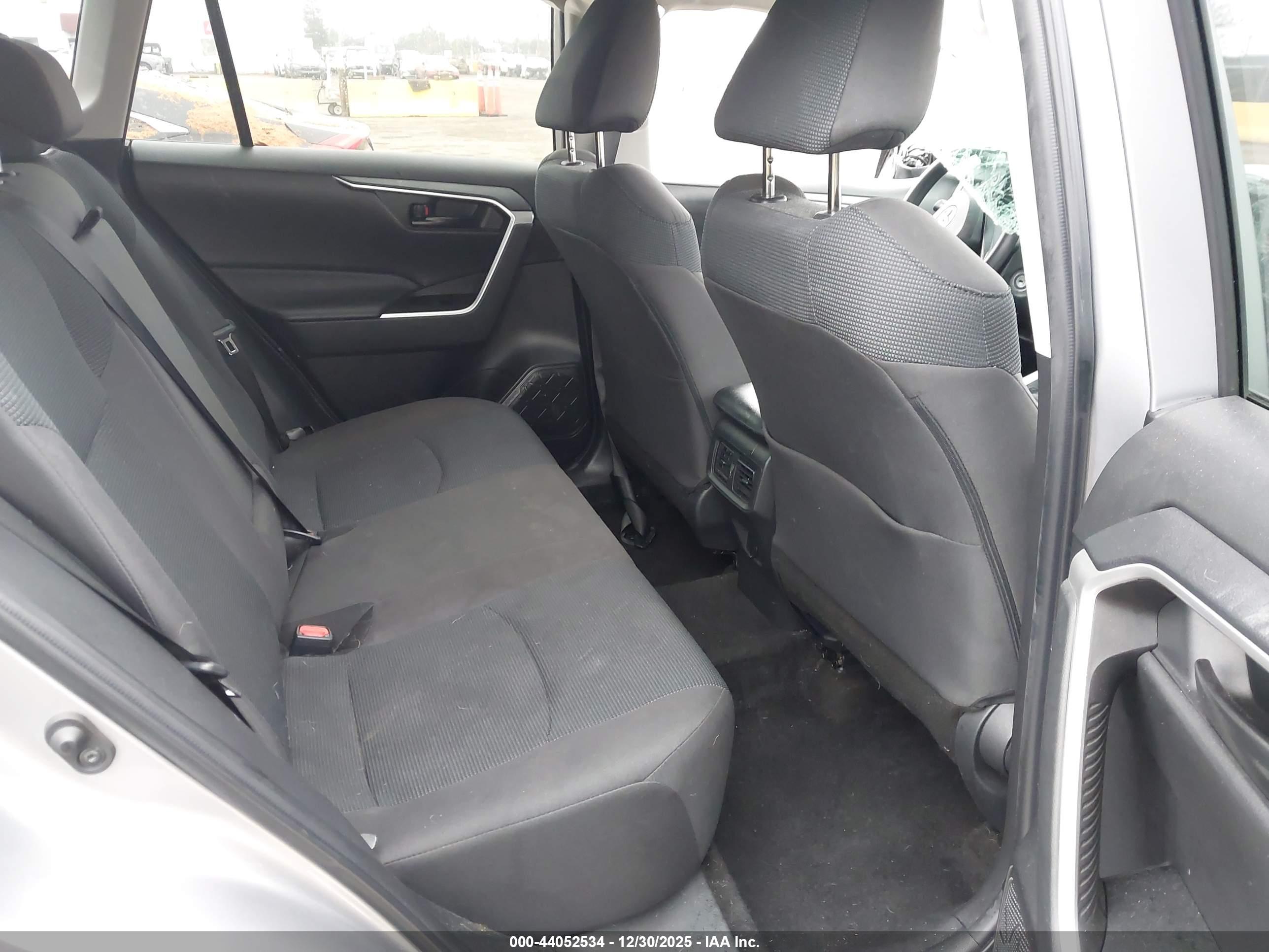 TOYOTA RAV4 image 8