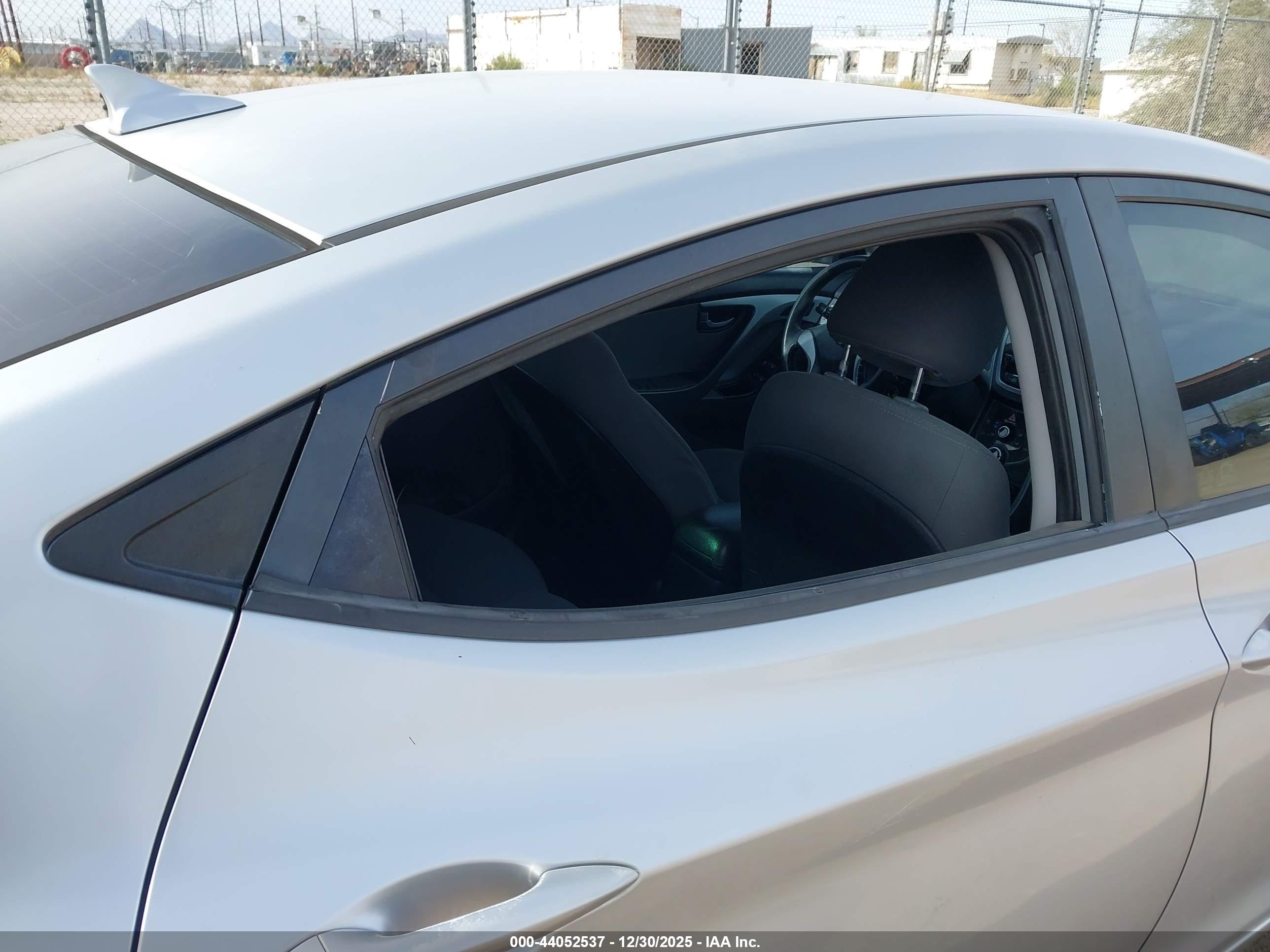 HYUNDAI ELANTRA image 6