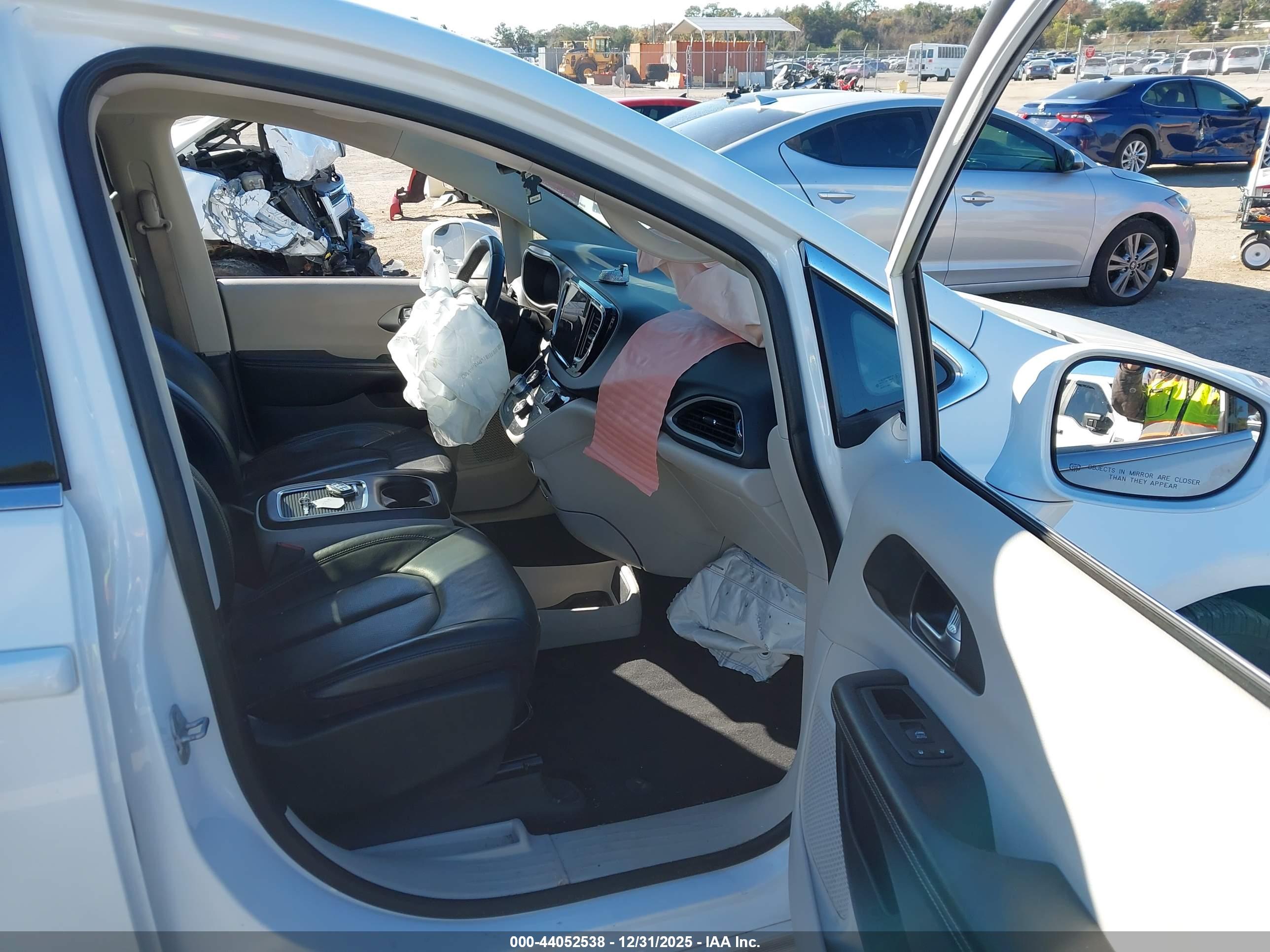 CHRYSLER PACIFICA image 5