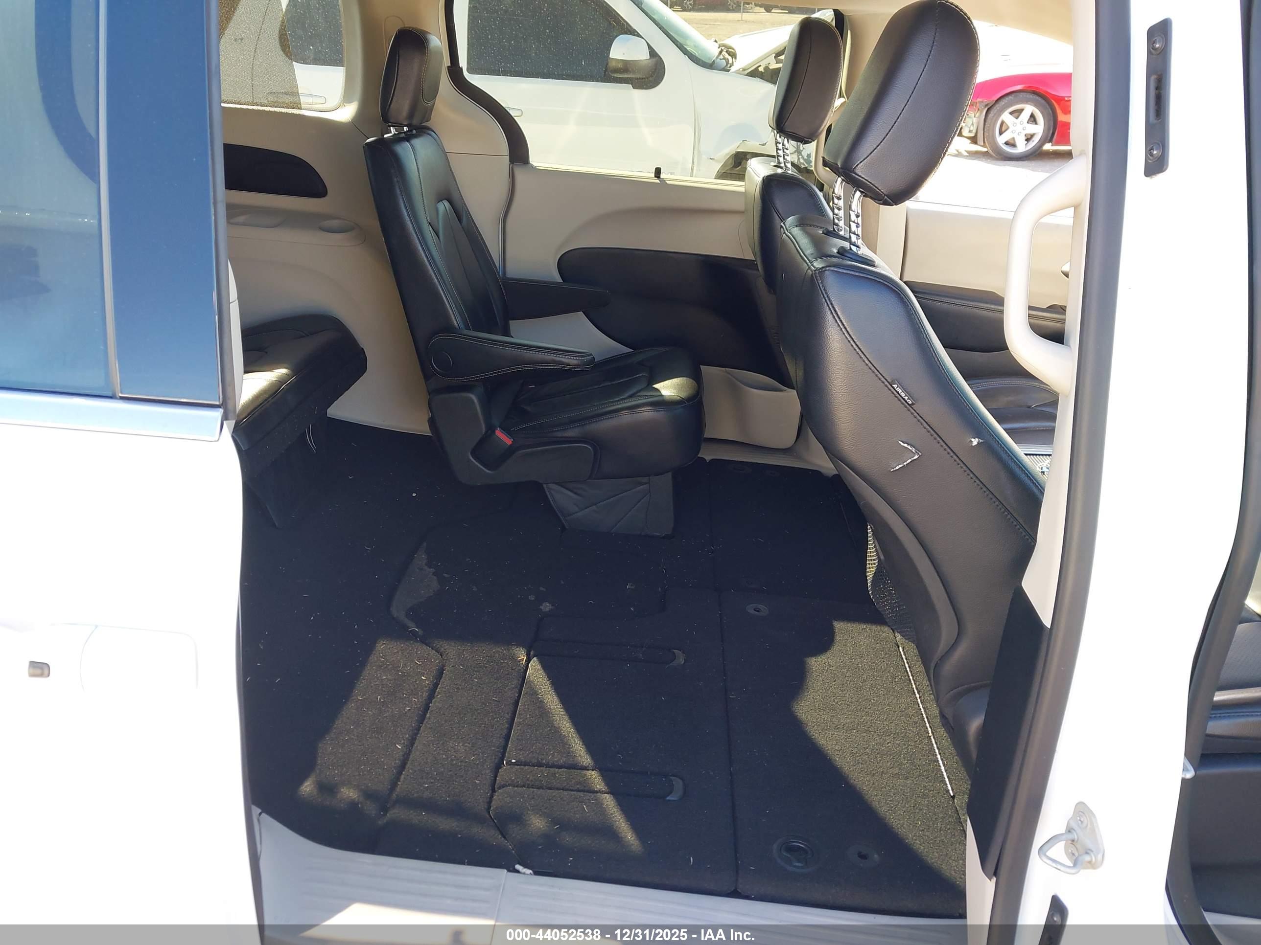 CHRYSLER PACIFICA image 8