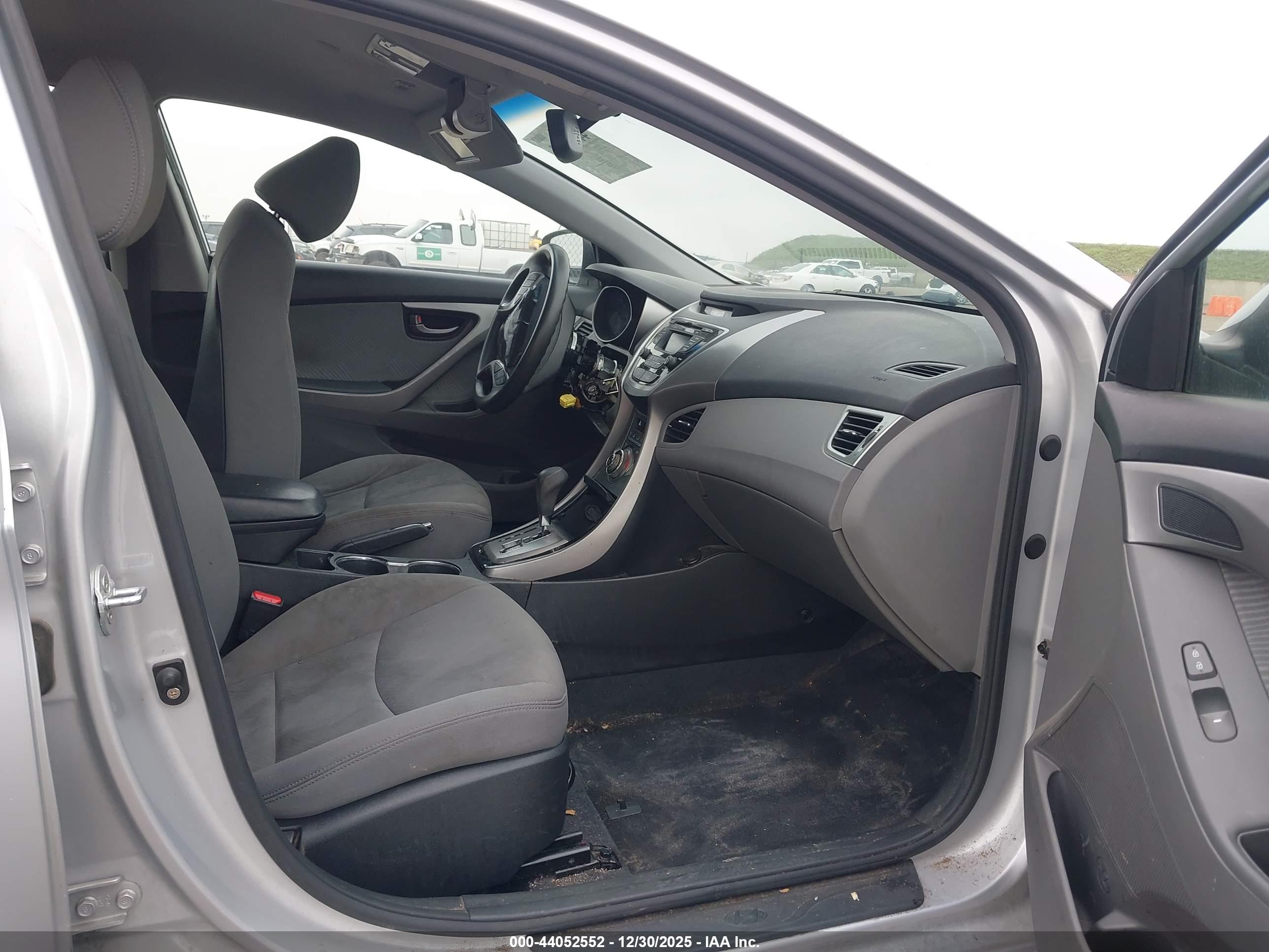 HYUNDAI ELANTRA image 5