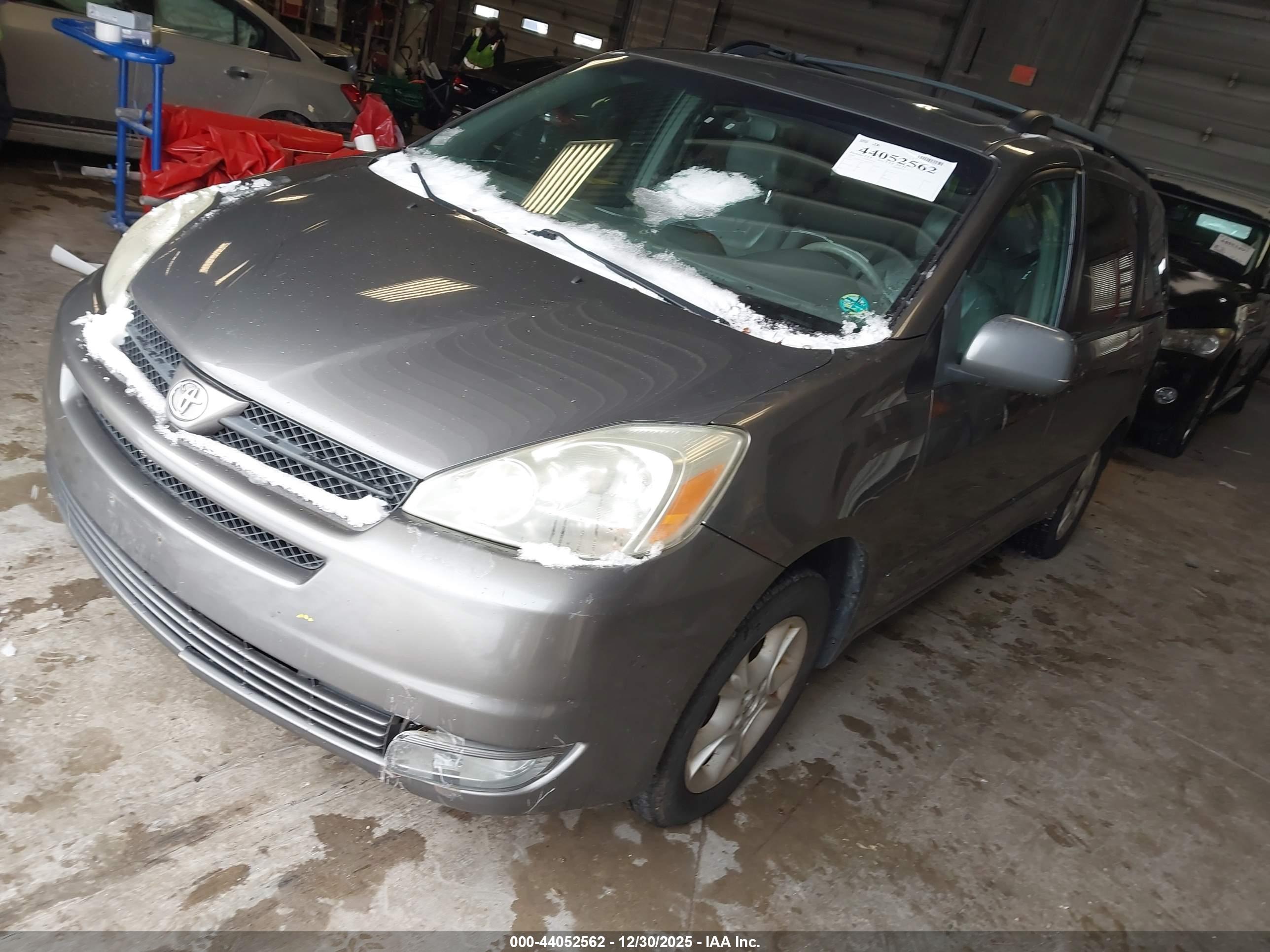 TOYOTA SIENNA image 2