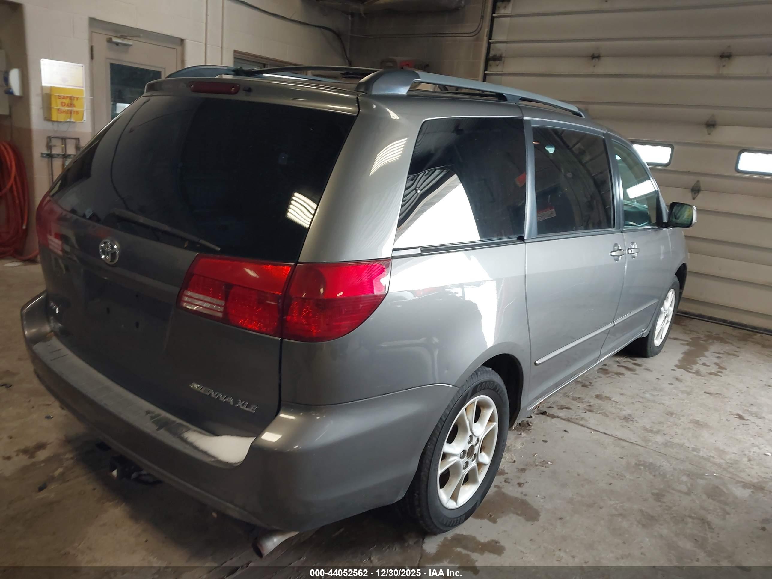TOYOTA SIENNA image 4