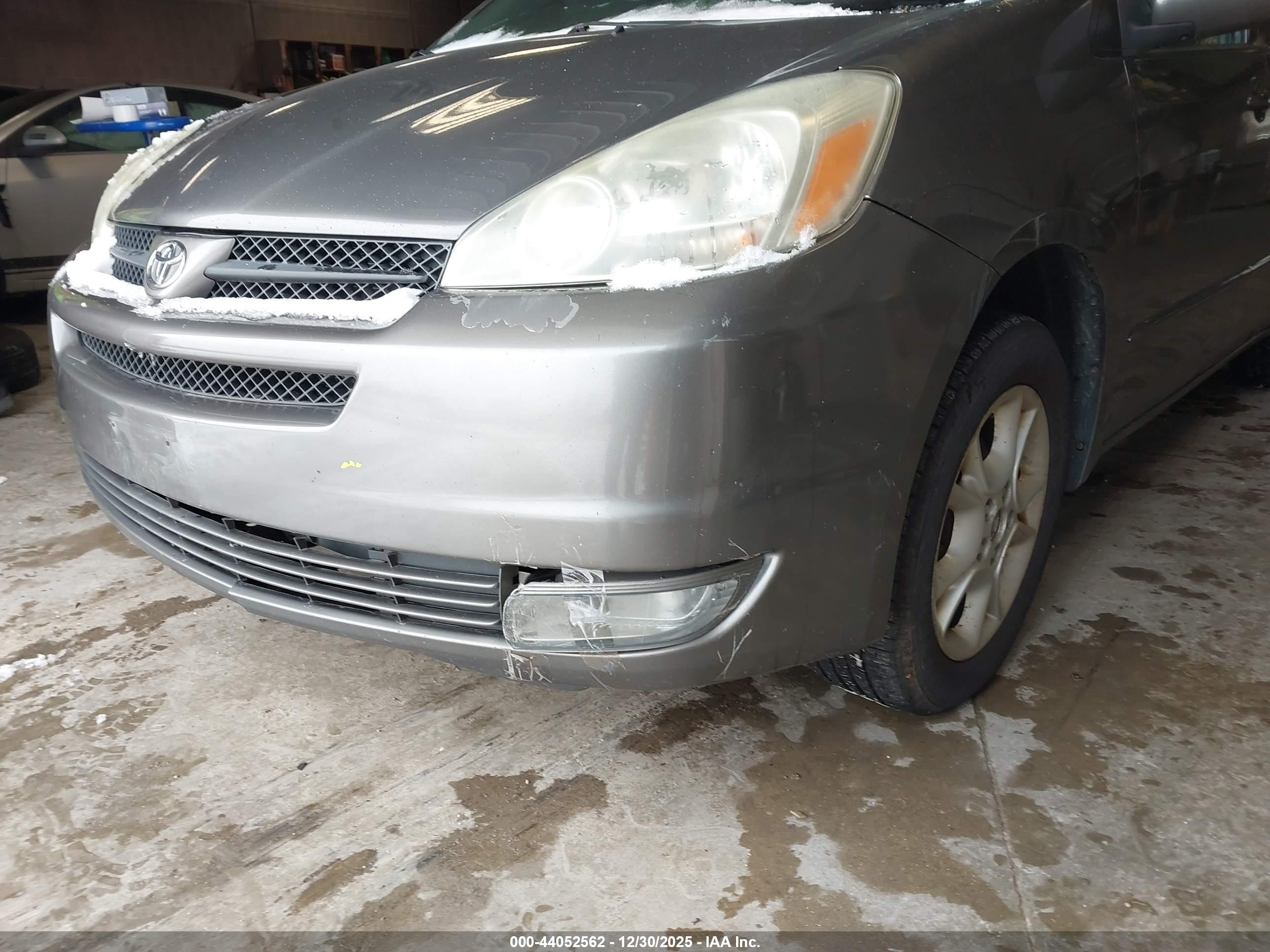 TOYOTA SIENNA image 6