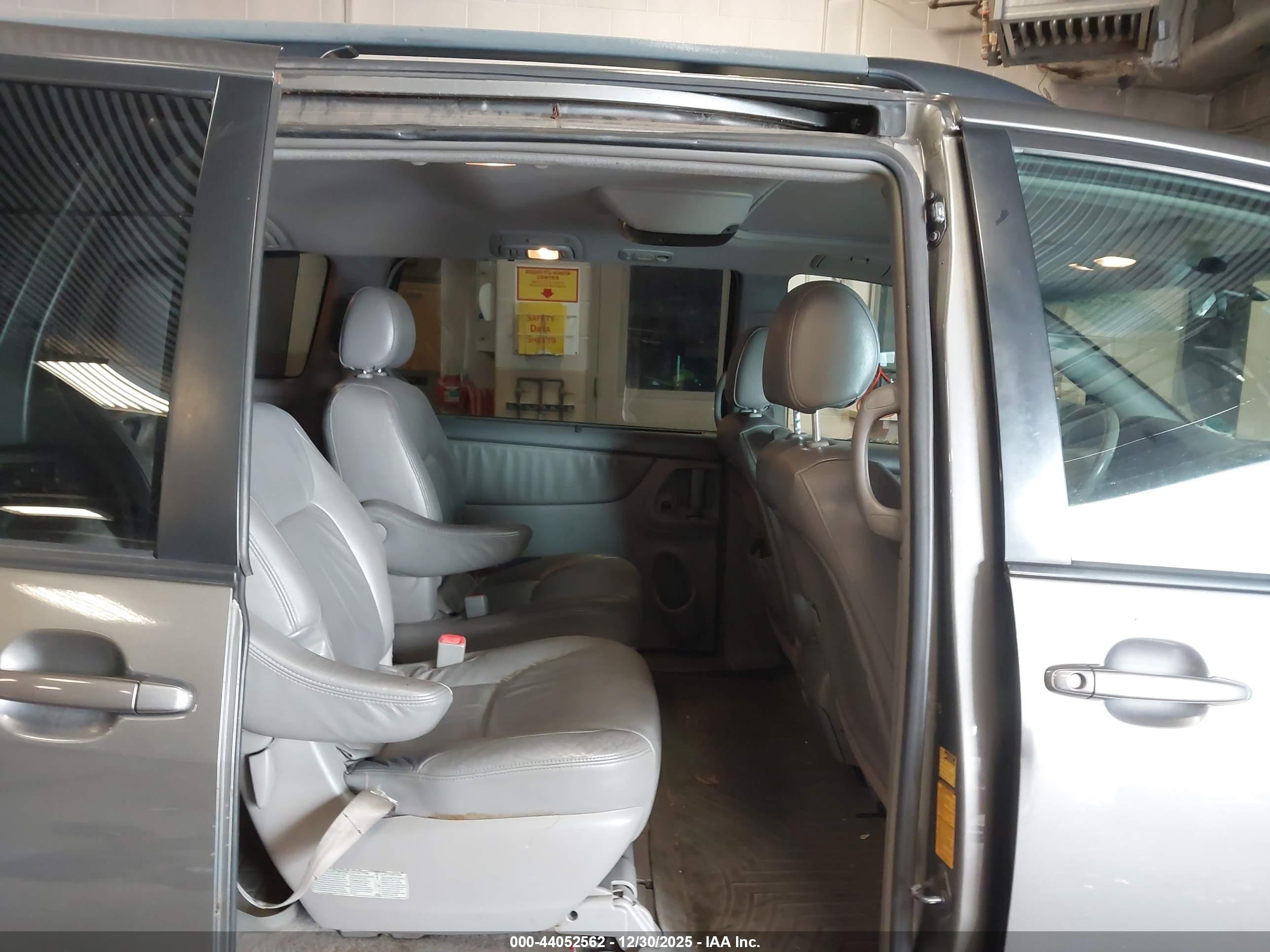 TOYOTA SIENNA image 8