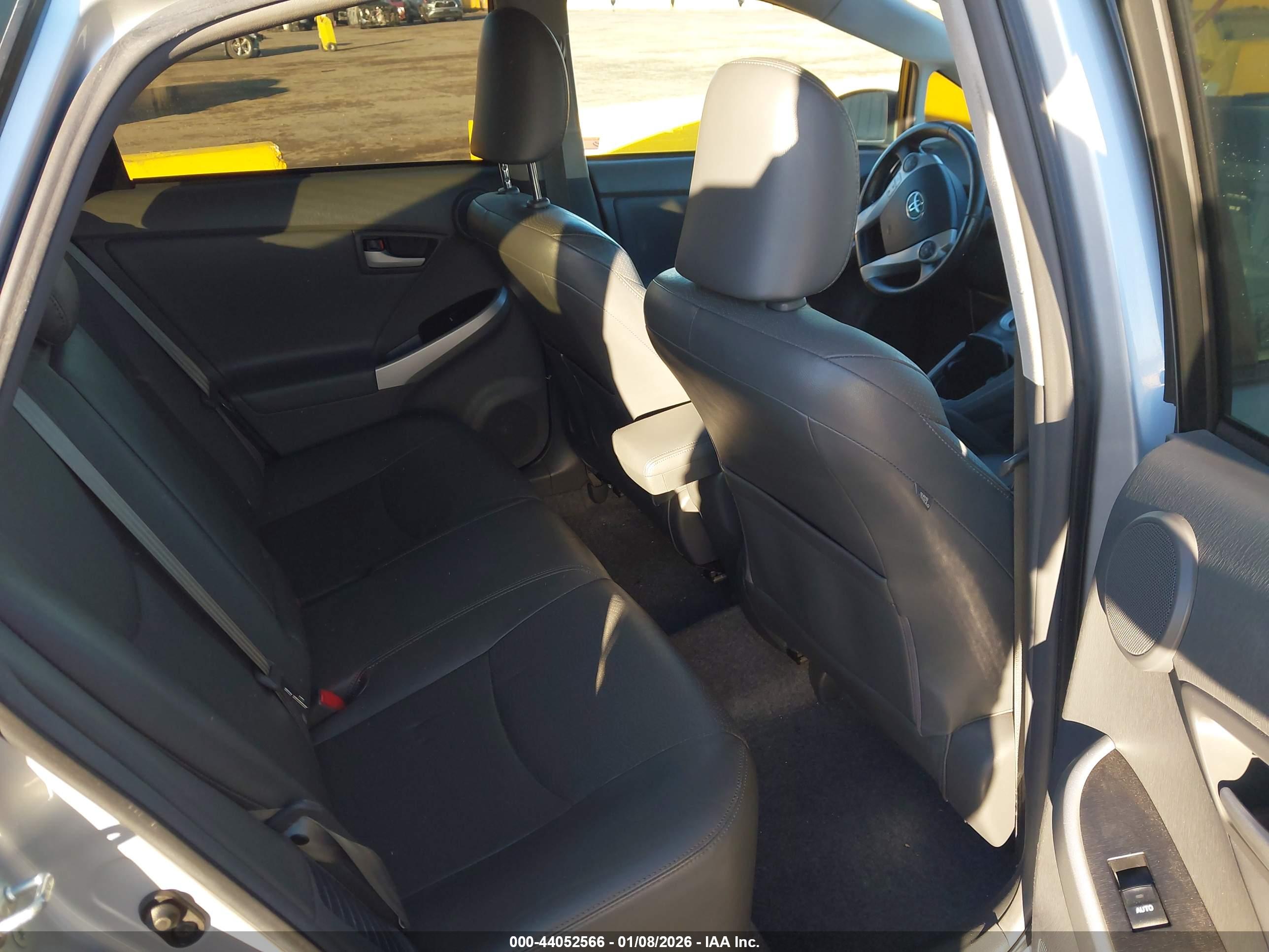 TOYOTA PRIUS image 8