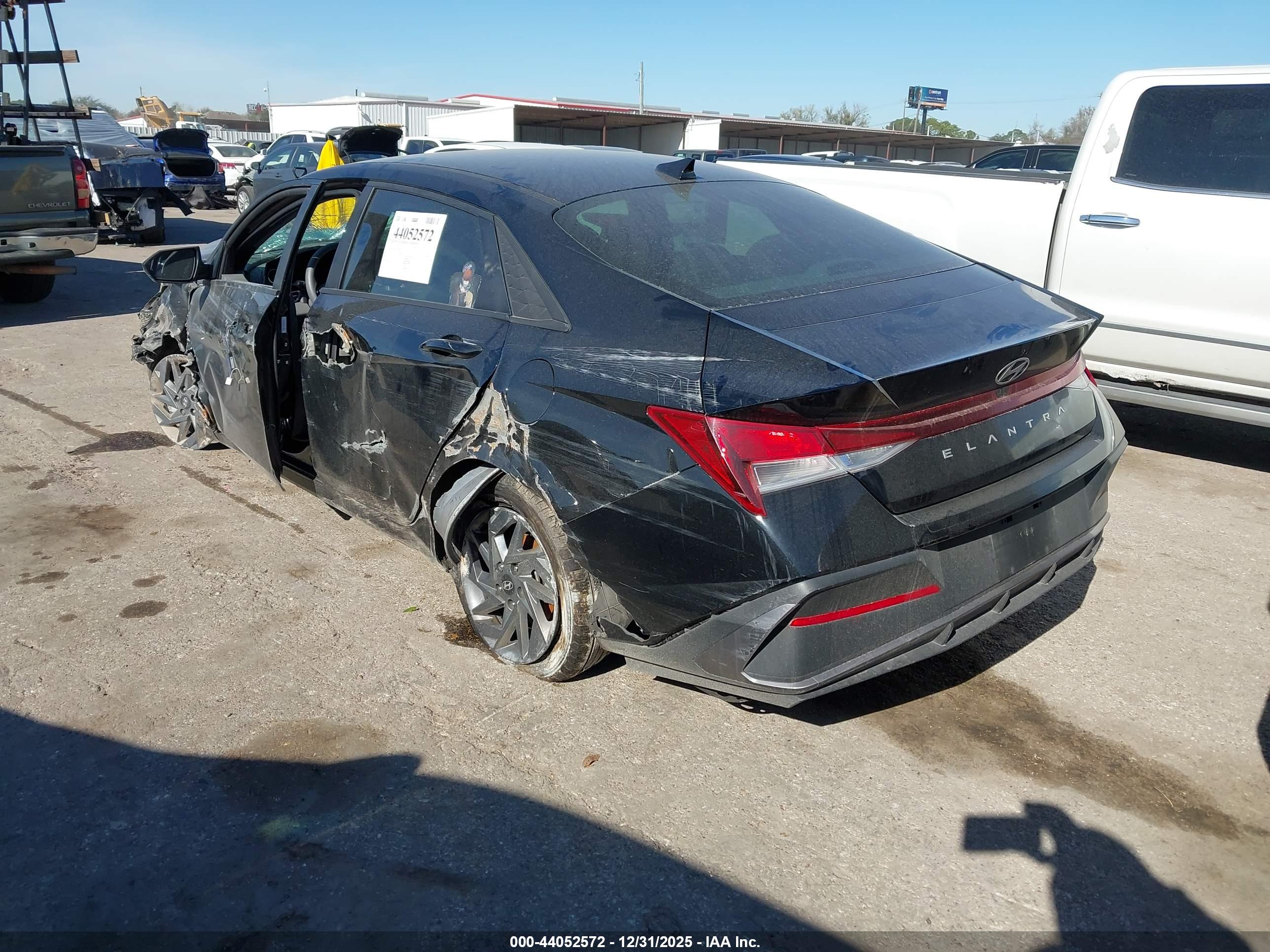 HYUNDAI ELANTRA image 3
