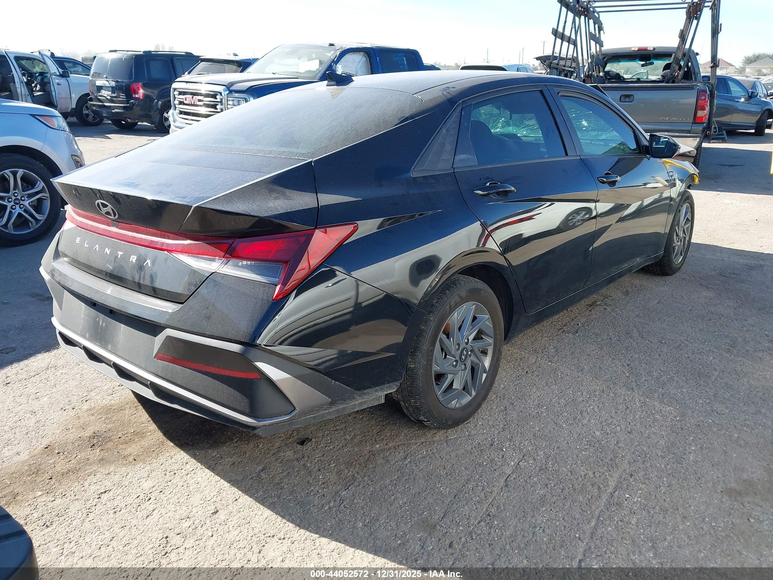 HYUNDAI ELANTRA image 4
