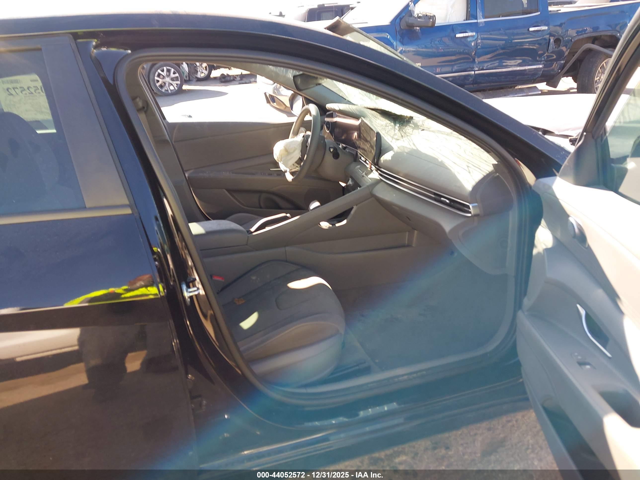 HYUNDAI ELANTRA image 5