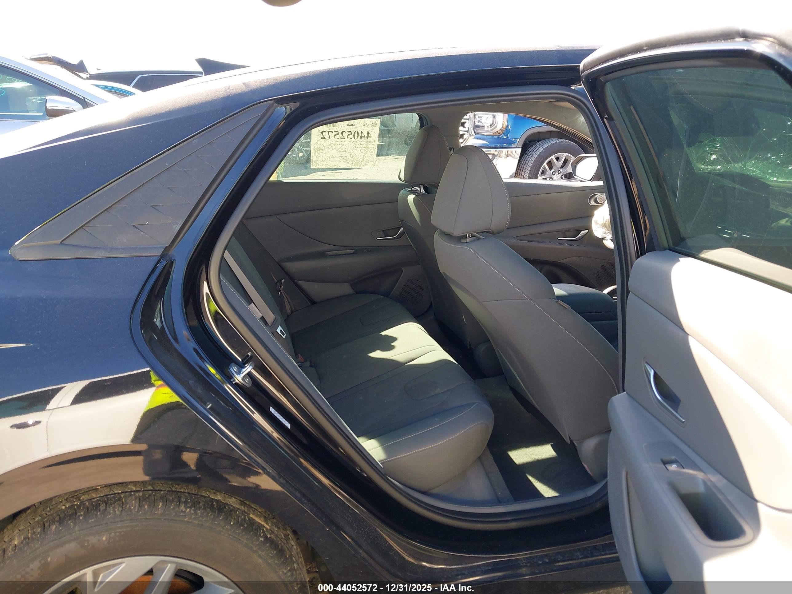 HYUNDAI ELANTRA image 8