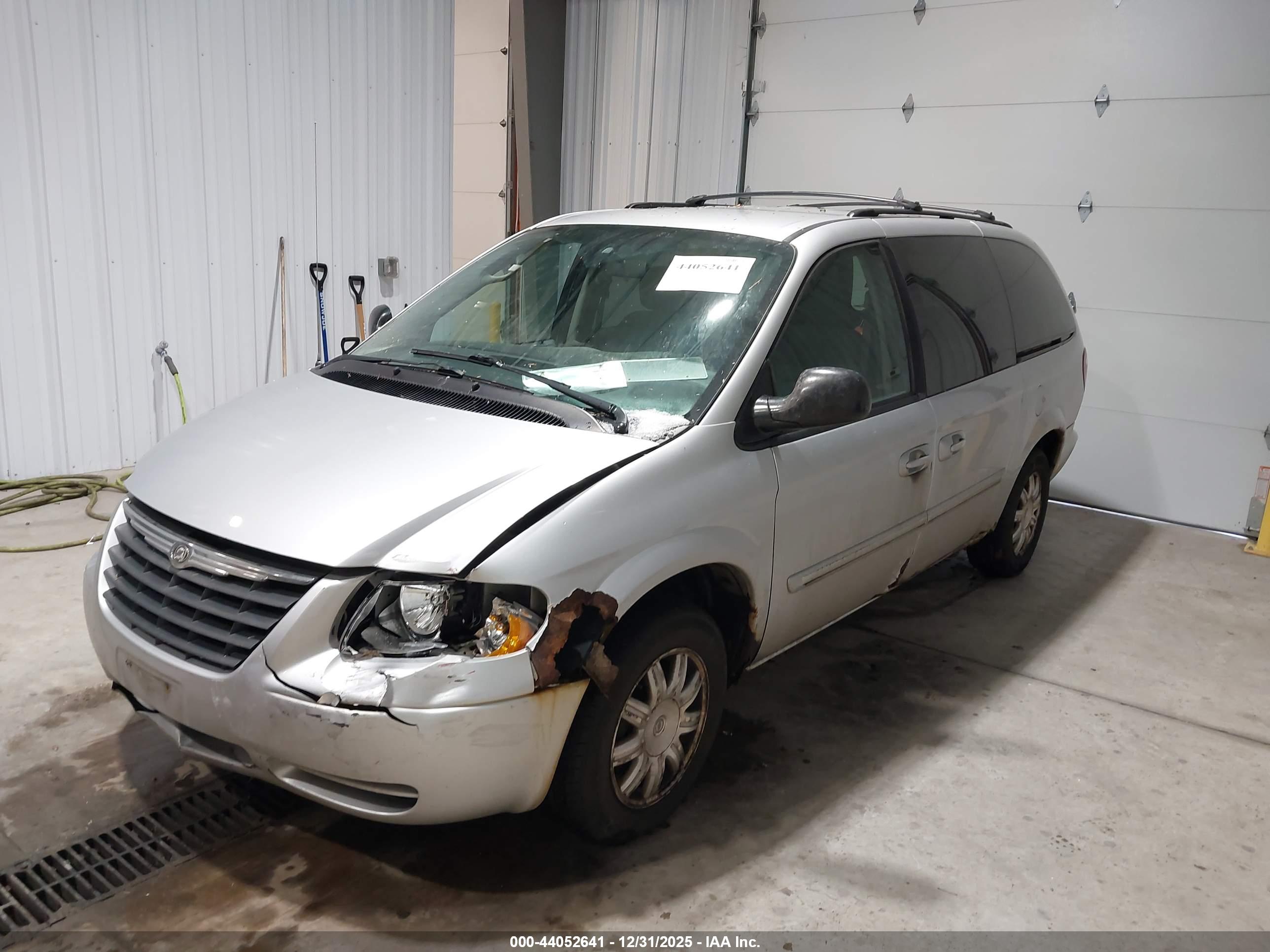 CHRYSLER TOWN image 2