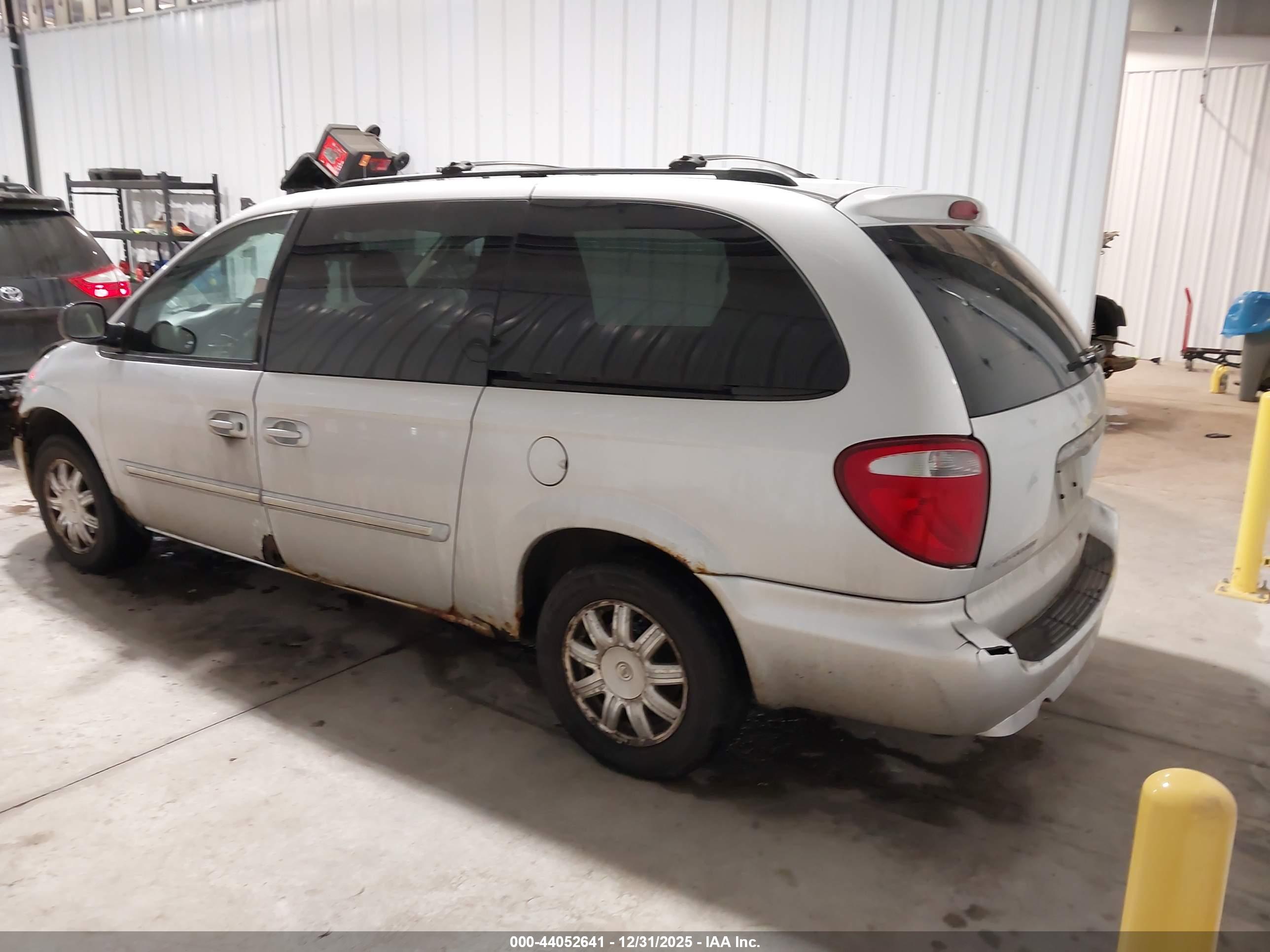 CHRYSLER TOWN image 3