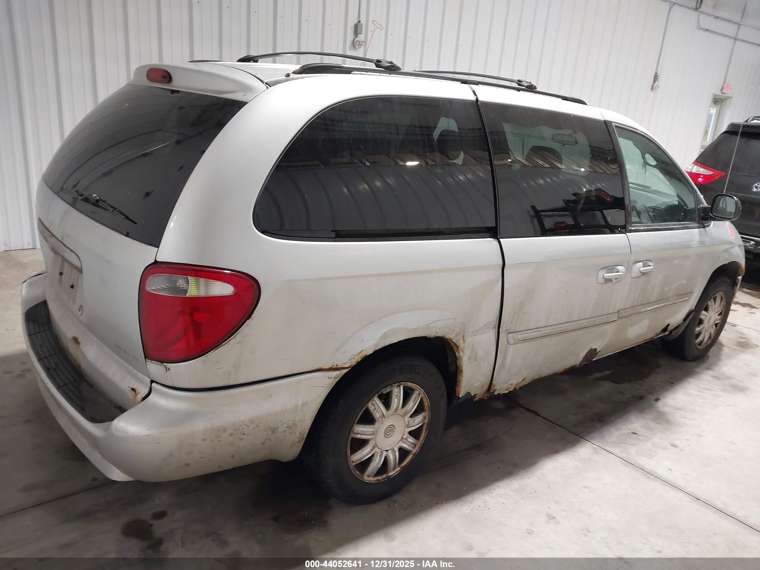 CHRYSLER TOWN image 4