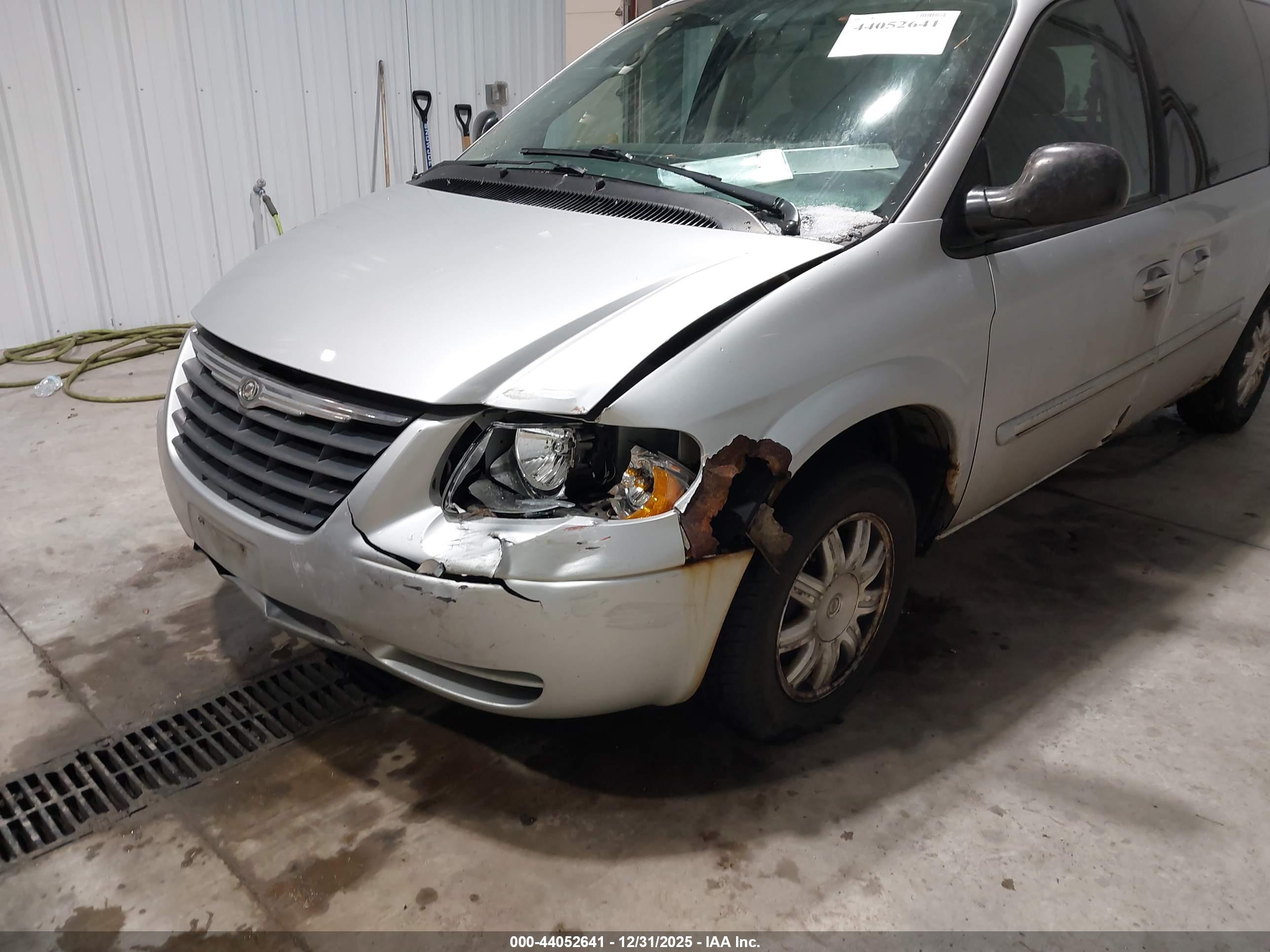 CHRYSLER TOWN image 6