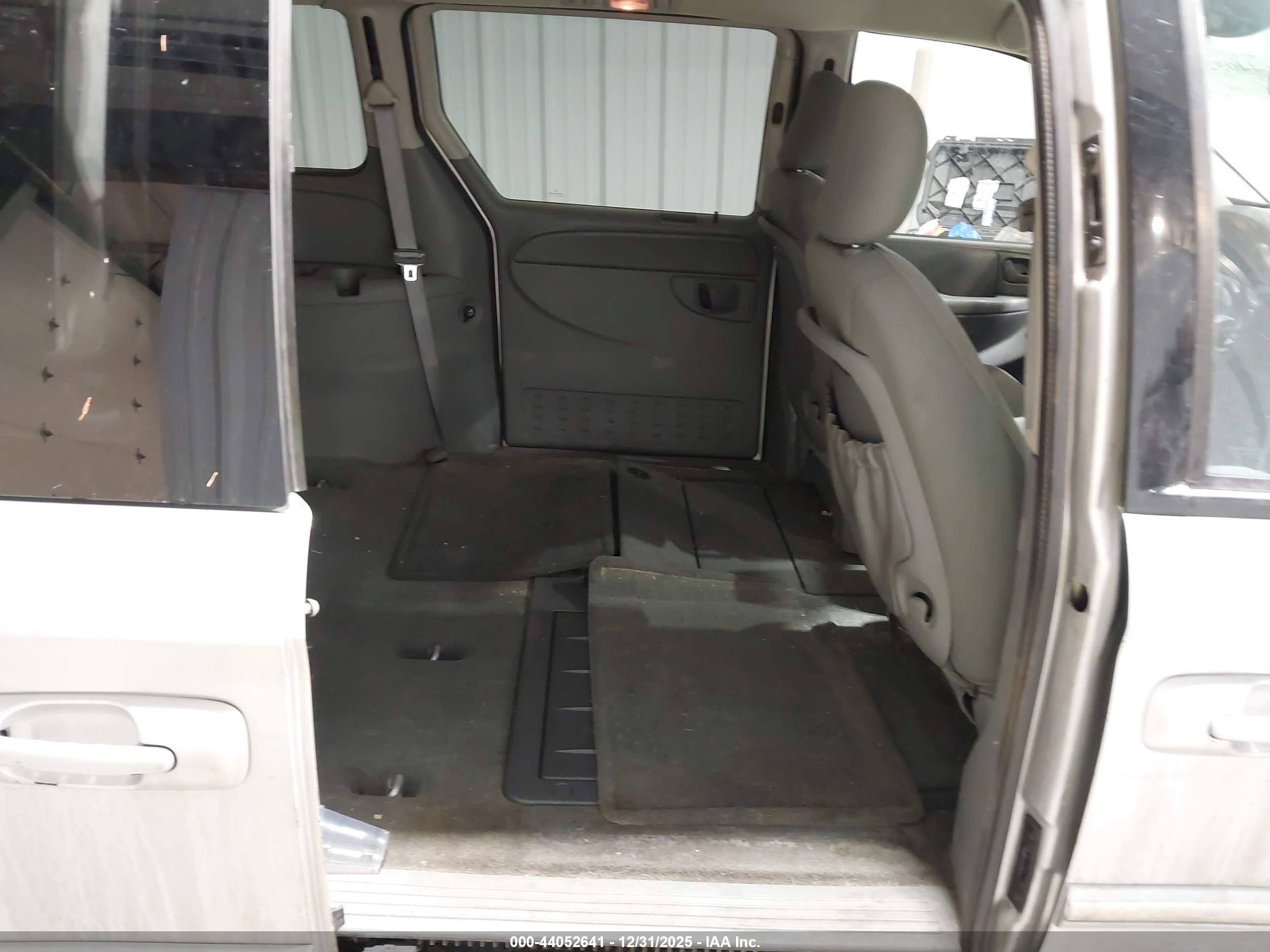 CHRYSLER TOWN image 8