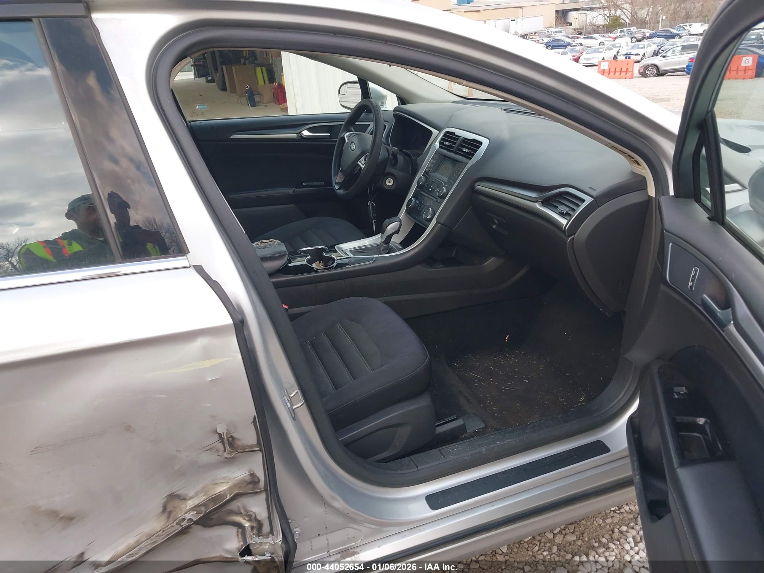 FORD FUSION image 5