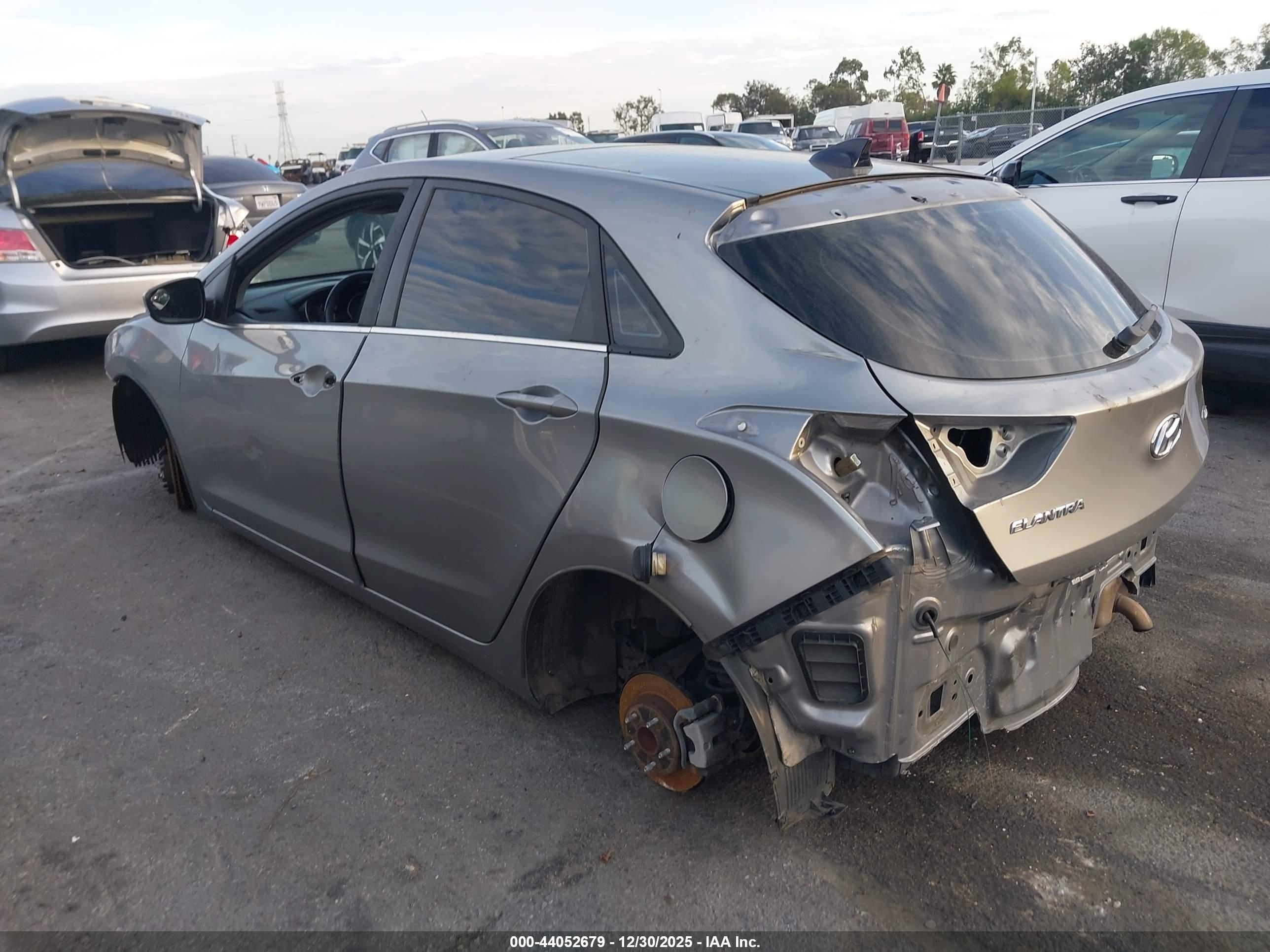 HYUNDAI ELANTRA image 3